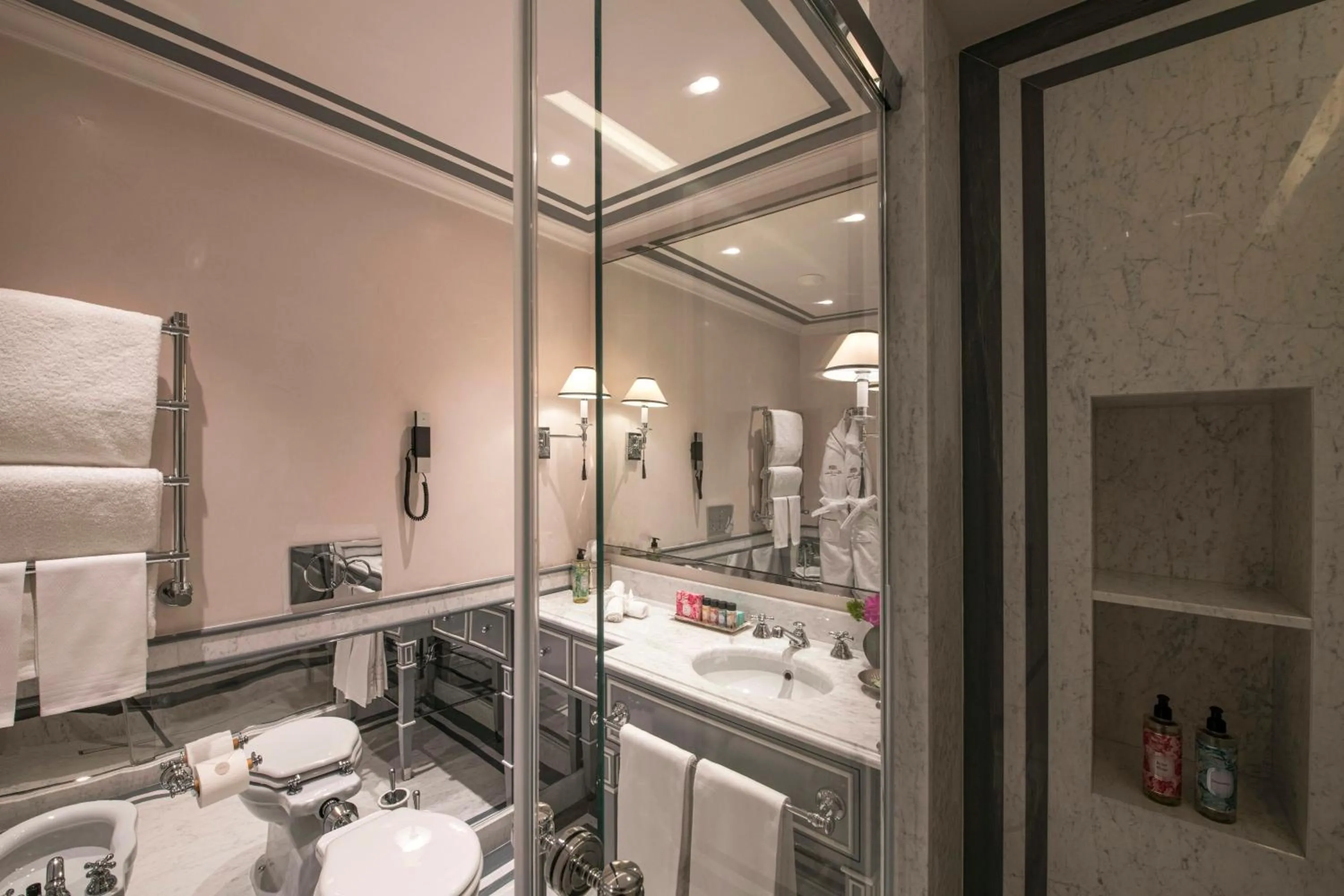 Photo of the whole room in Hotel d’Inghilterra Roma – Starhotels Collezione