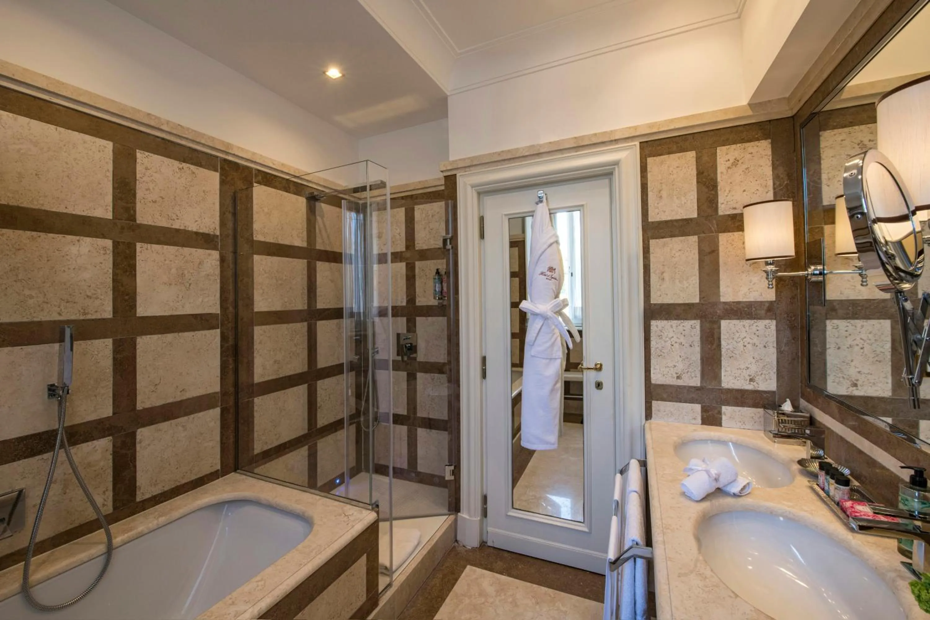 Bathroom in Hotel d’Inghilterra Roma – Starhotels Collezione