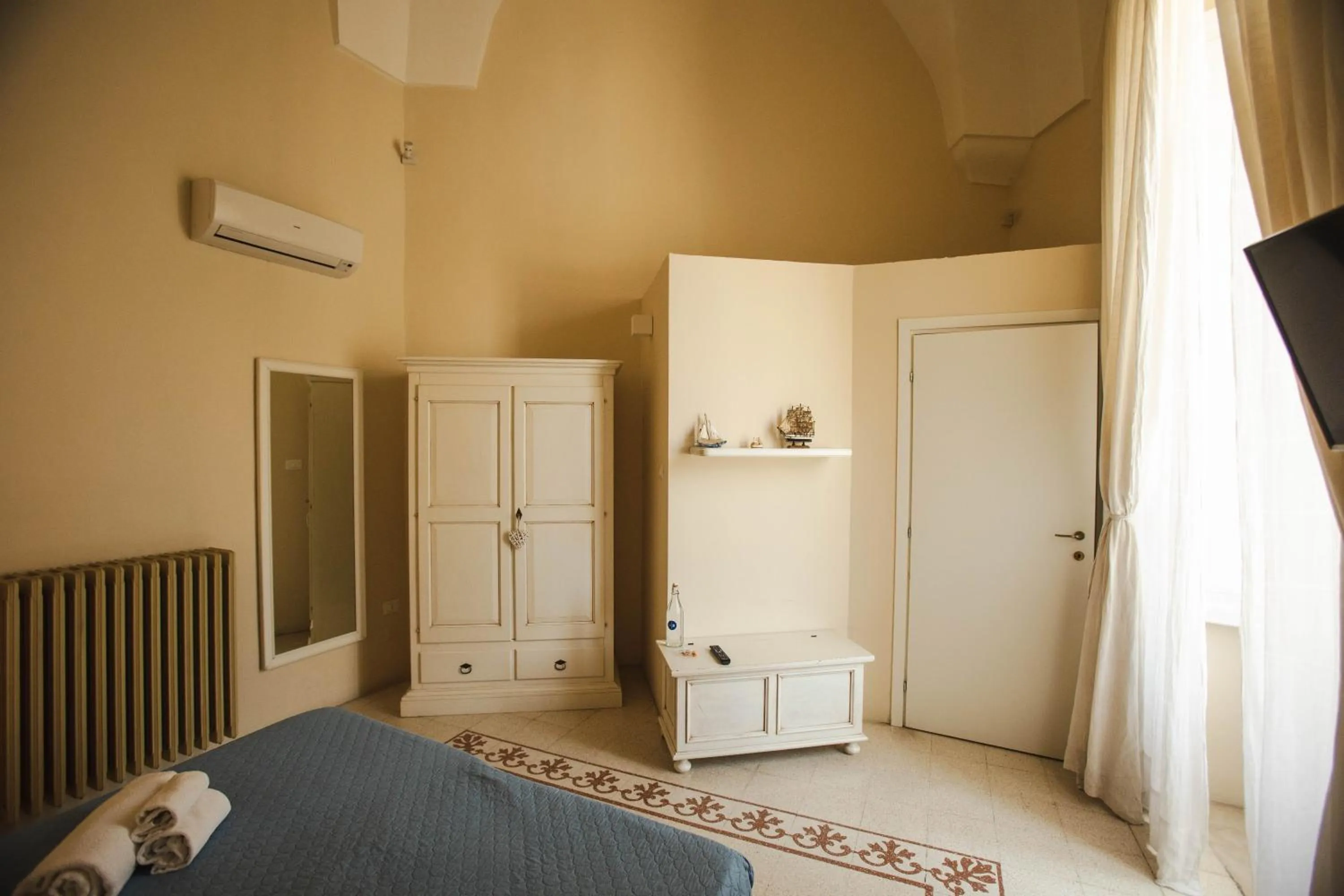 wardrobe, Bed in 4 Balconi rooms-Boutique B&B