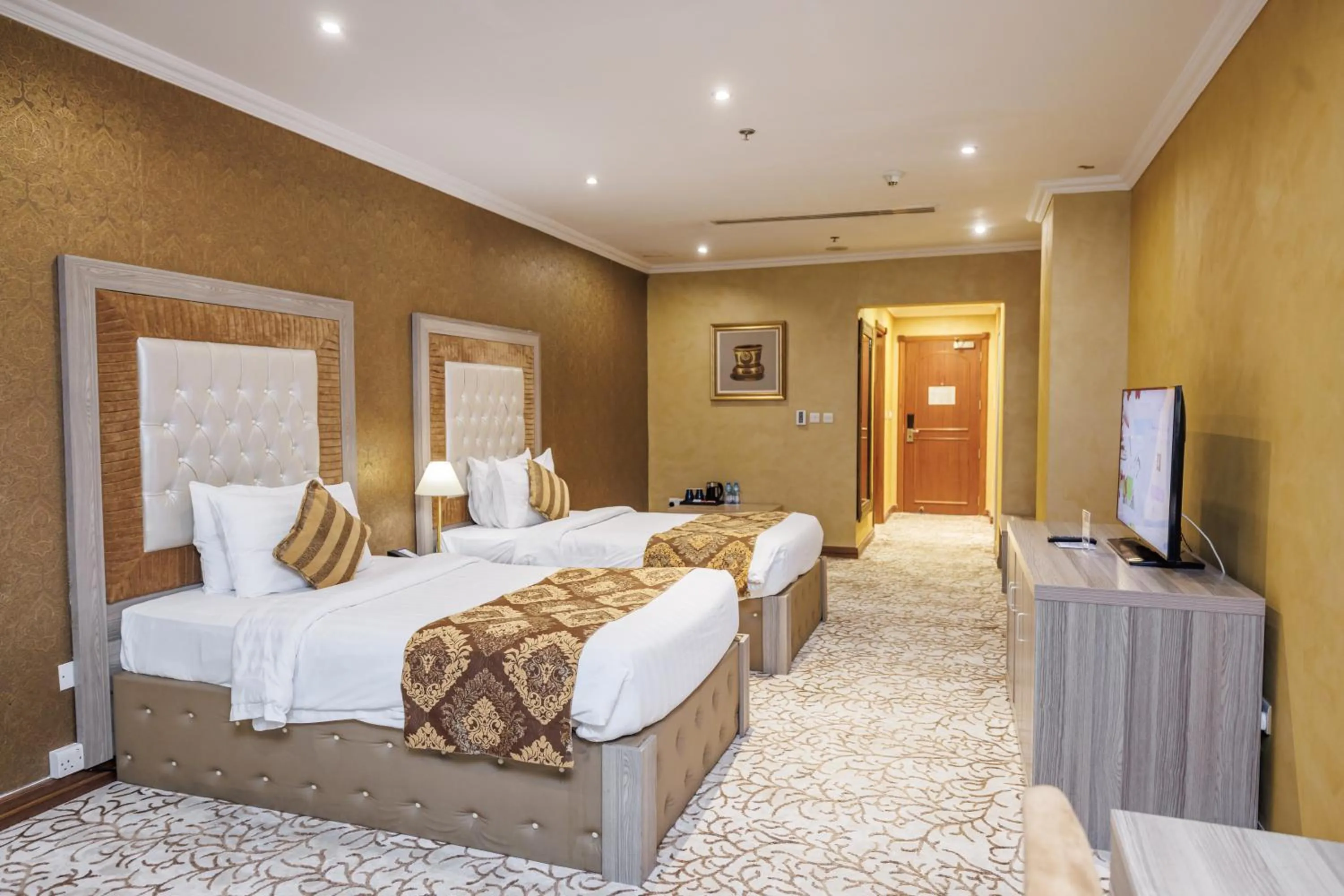 Photo of the whole room, Bed in Sapphire Plaza Hotel