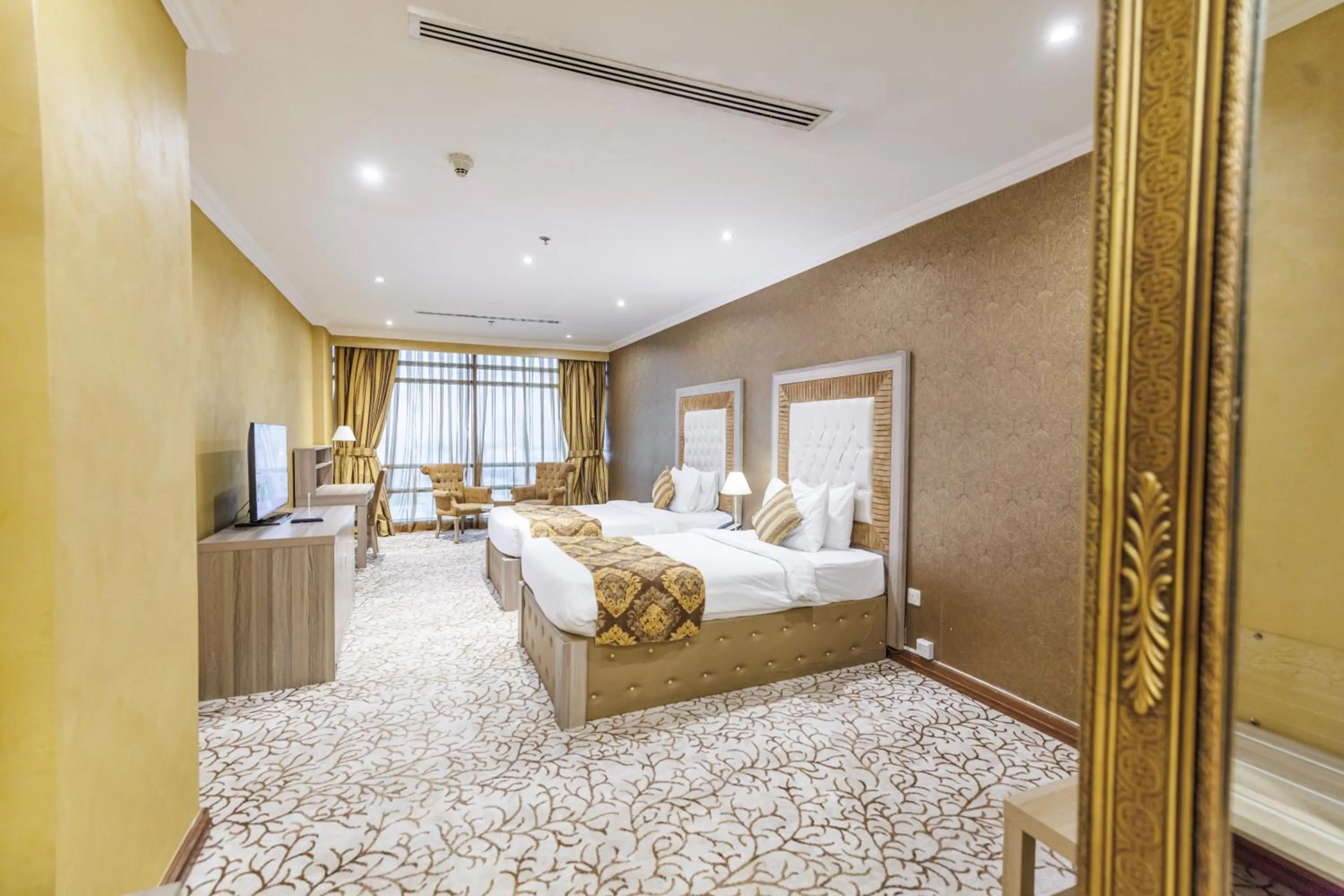 Photo of the whole room, Bed in Sapphire Plaza Hotel