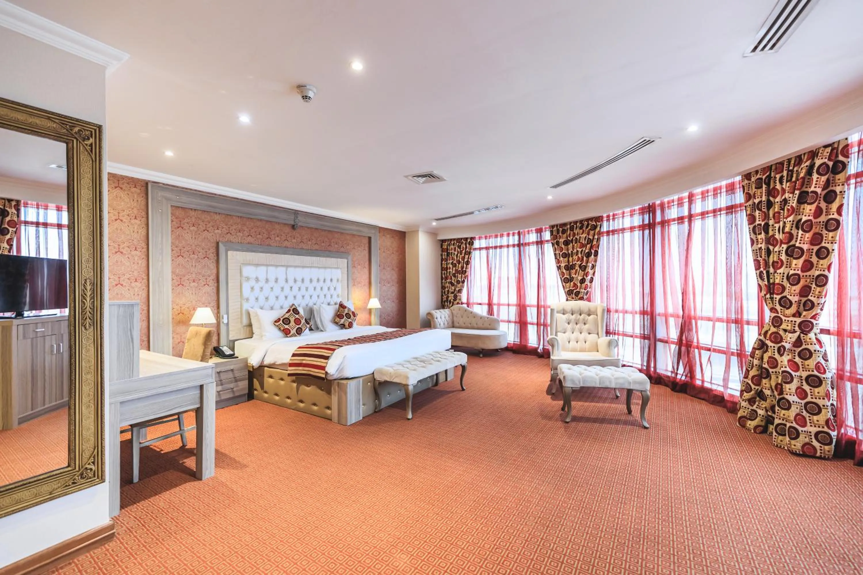 Shower, Bed in Sapphire Plaza Hotel