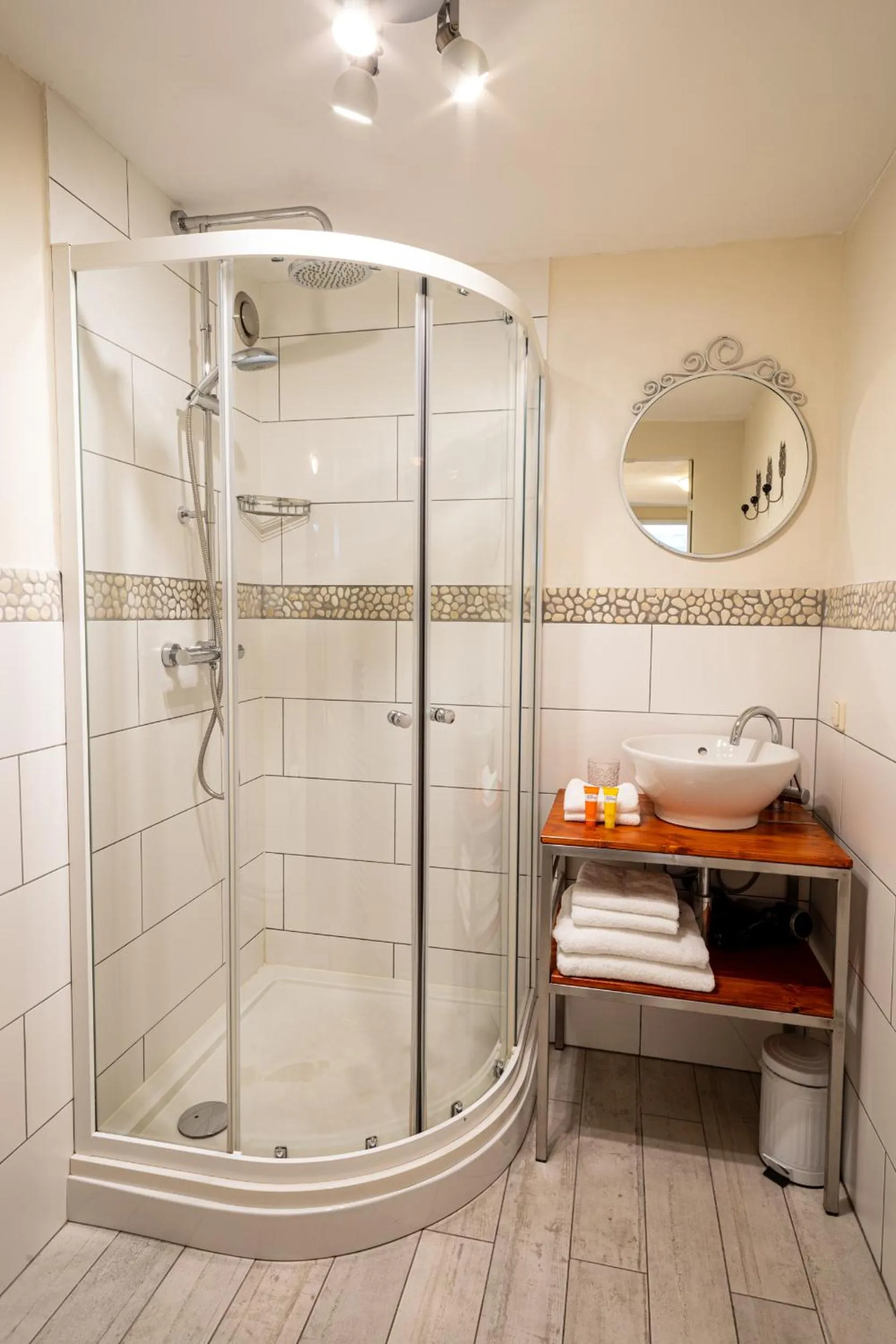 Shower in Sleep&Stay Floris IV