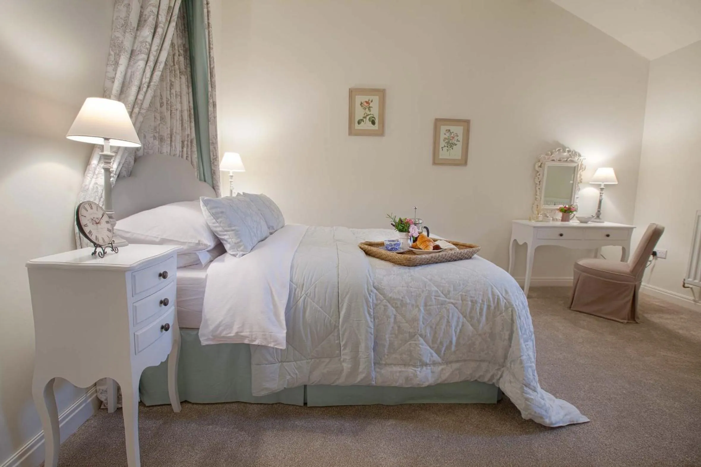 Photo of the whole room, Bed in Linton Court Coach House