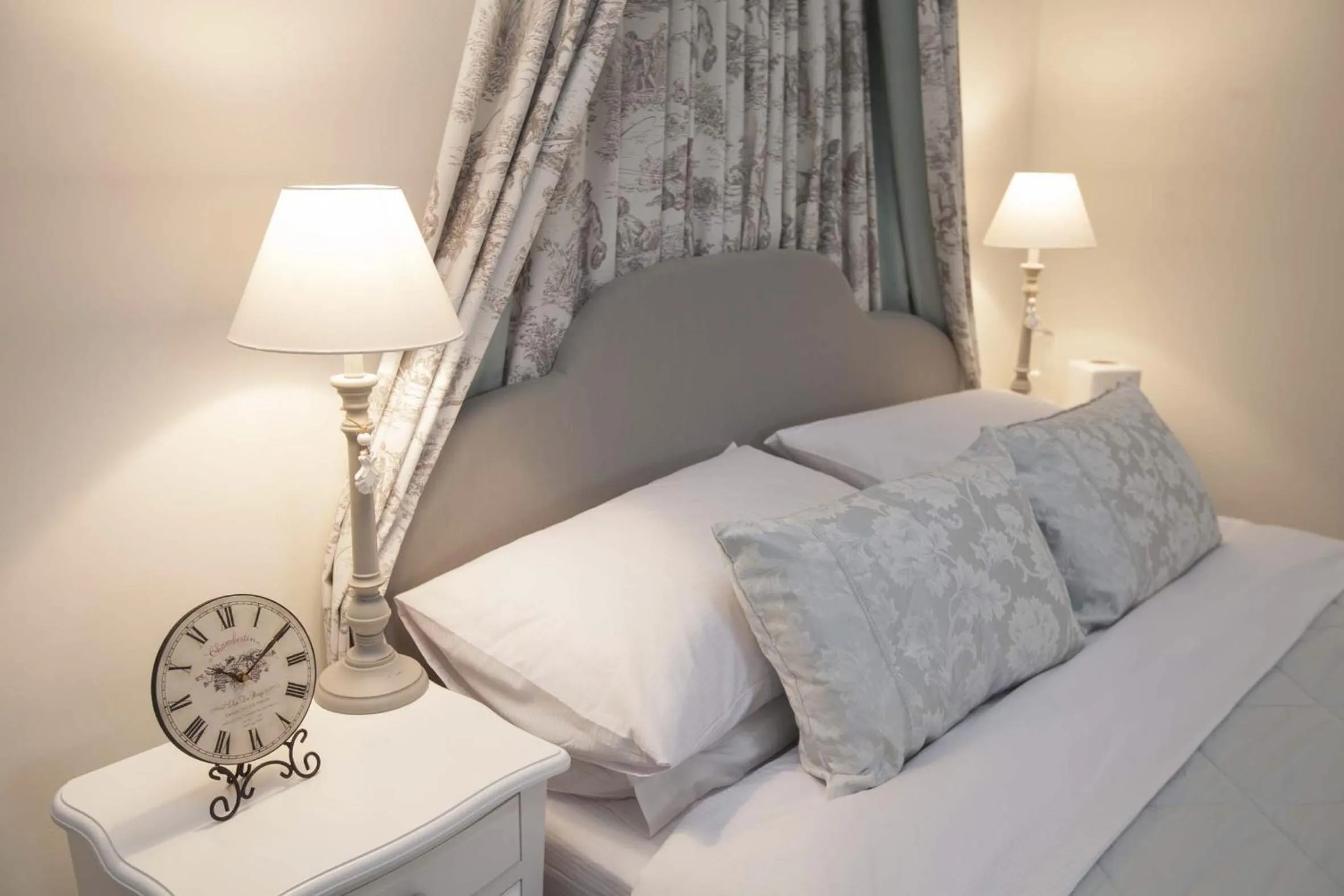 Decorative detail, Bed in Linton Court Coach House