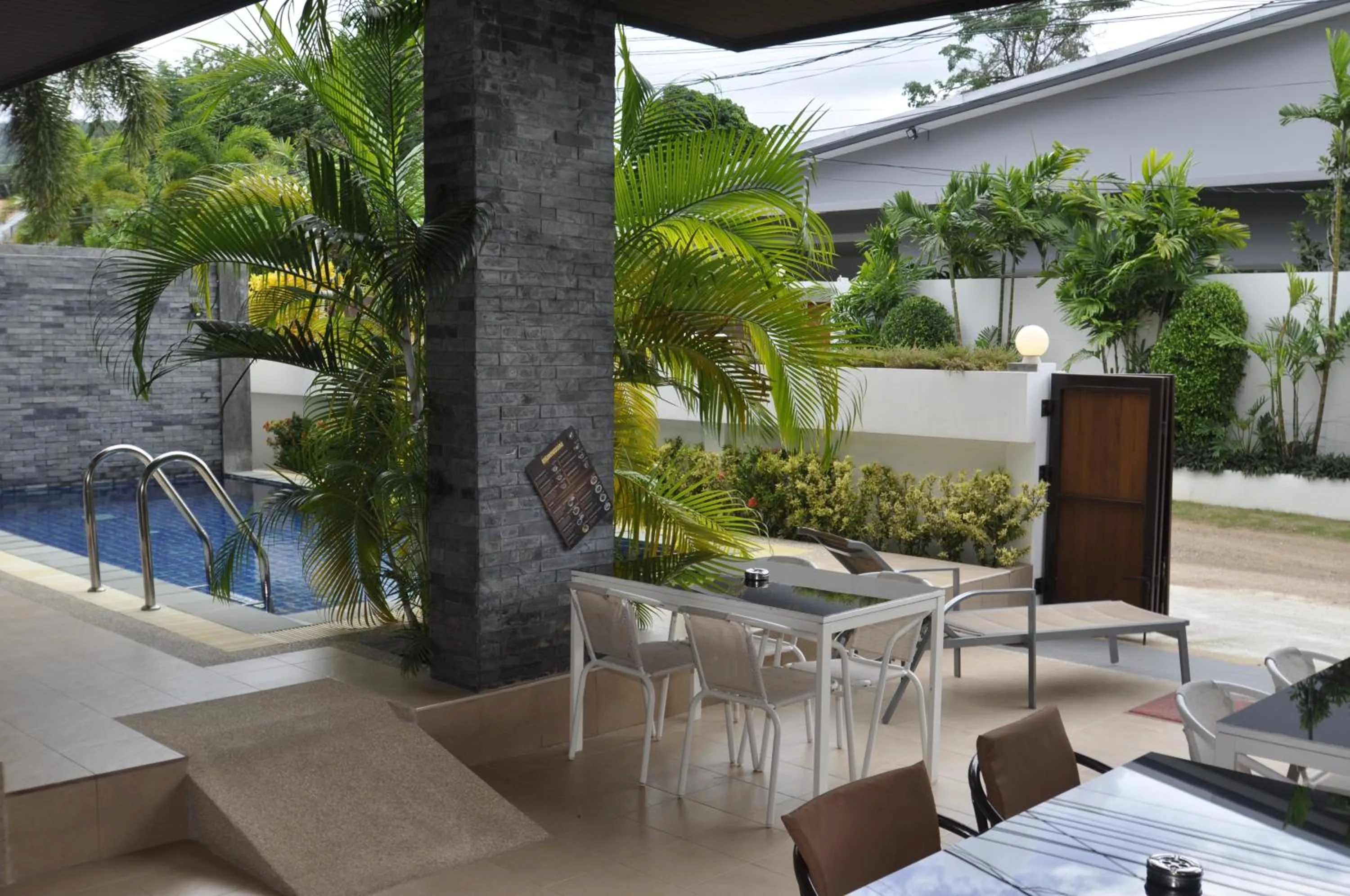 Restaurant/places to eat in Duangjai Residence, Rooms & Apartments