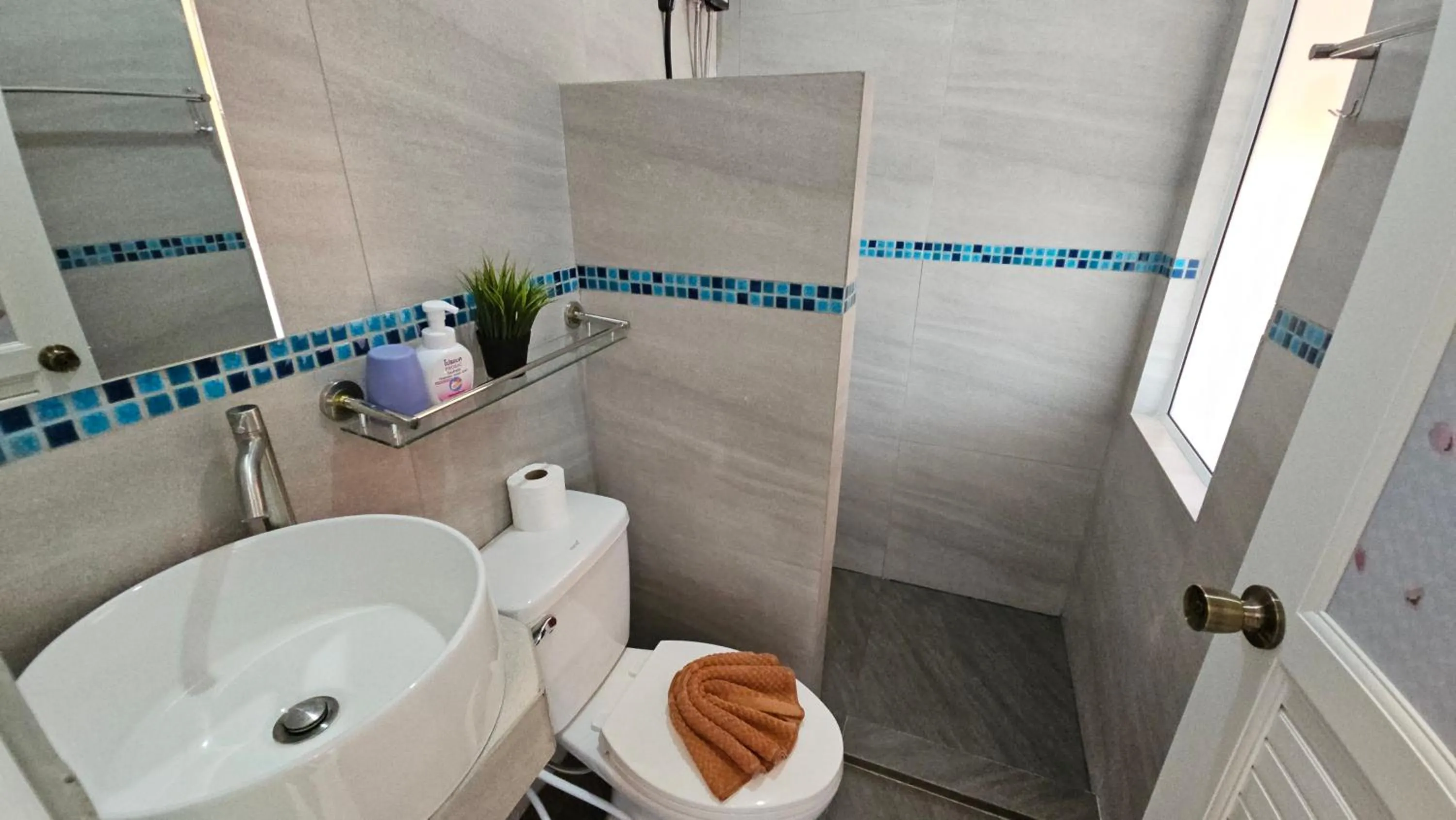 Bathroom in Duangjai Residence, Rooms & Apartments