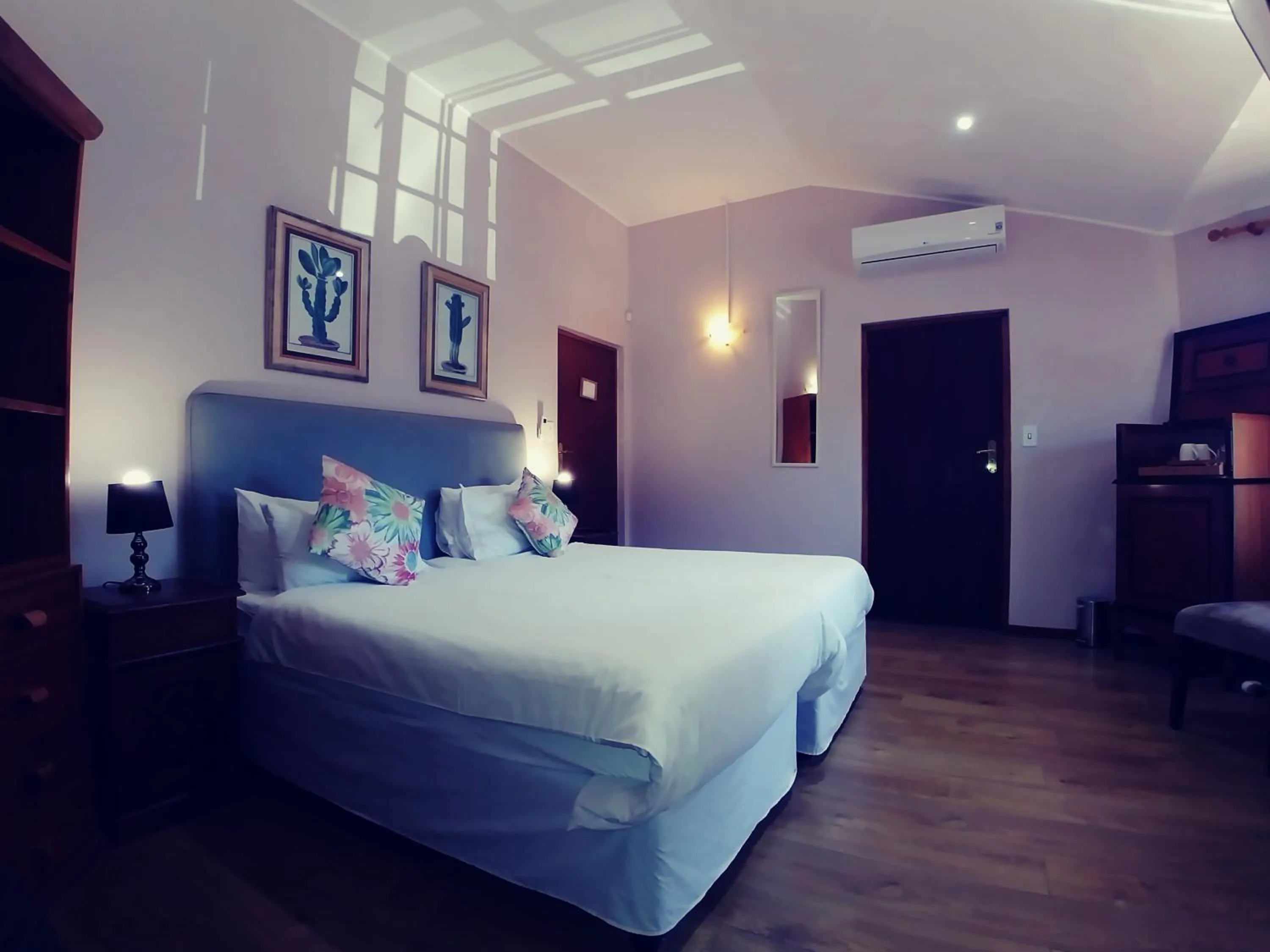 Bedroom, Bed in Winelands Villa Guesthouse and Cottages