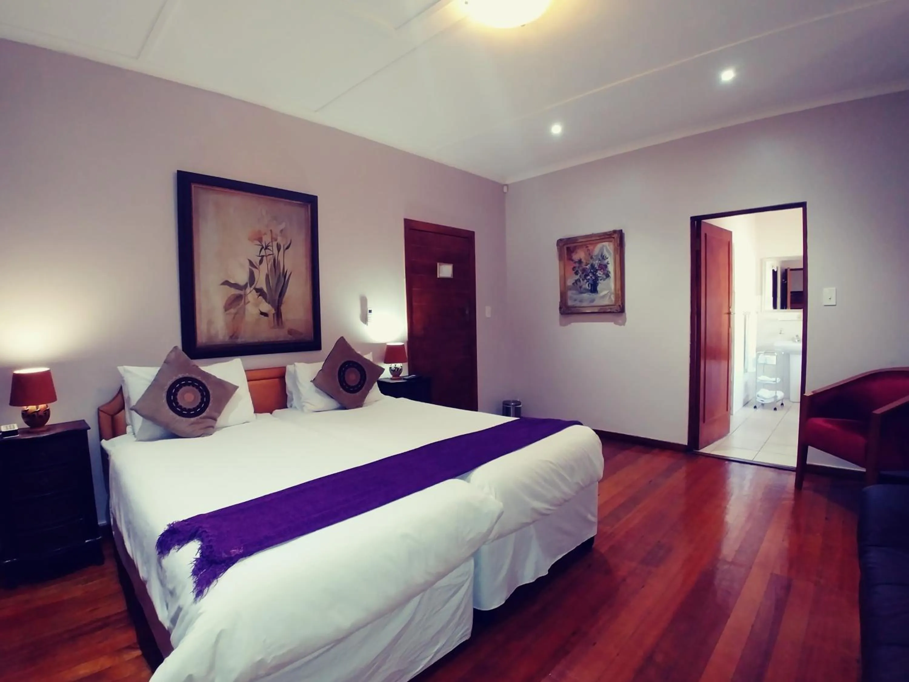 Bedroom, Bed in Winelands Villa Guesthouse and Cottages