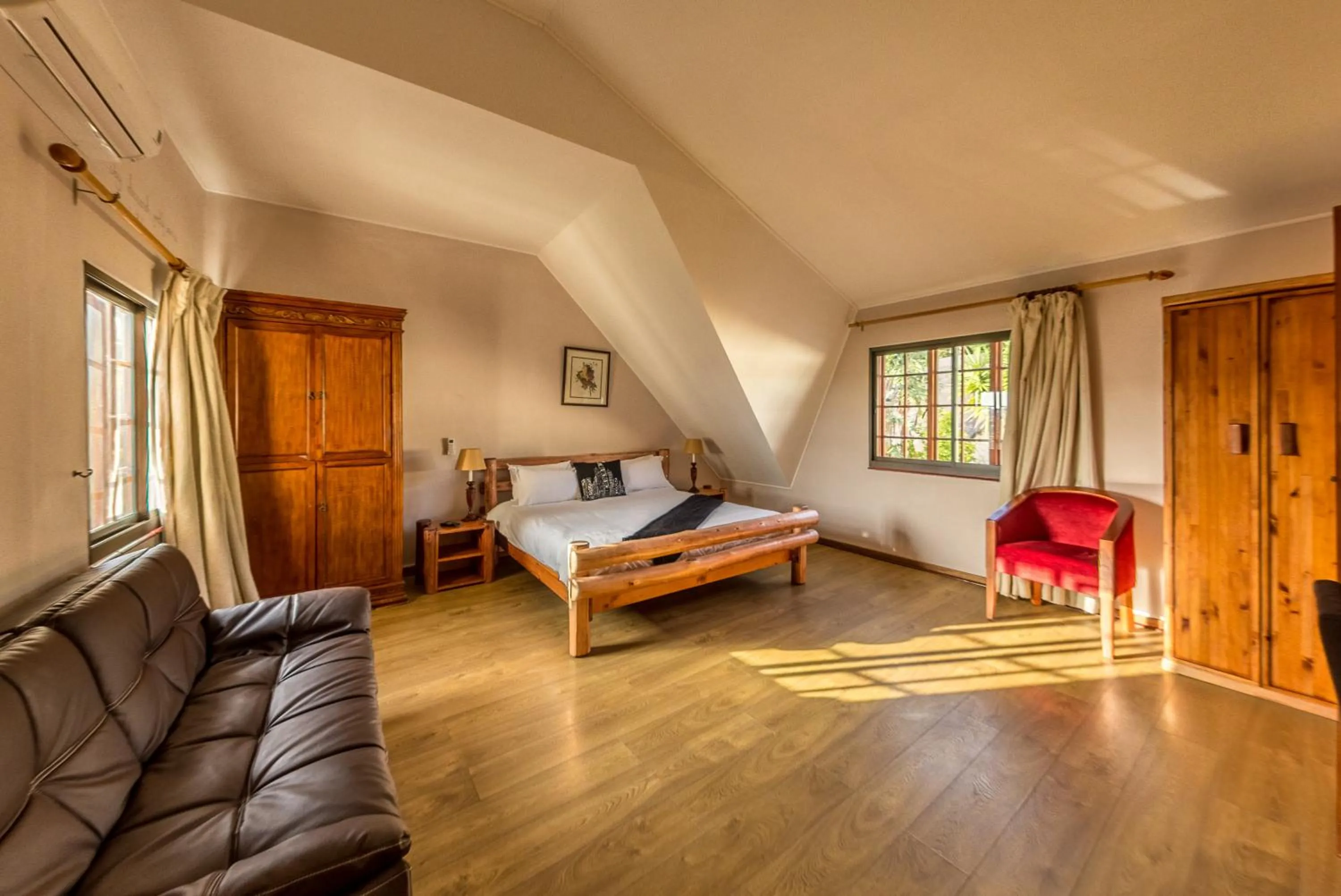 Bedroom, Bed in Winelands Villa Guesthouse and Cottages