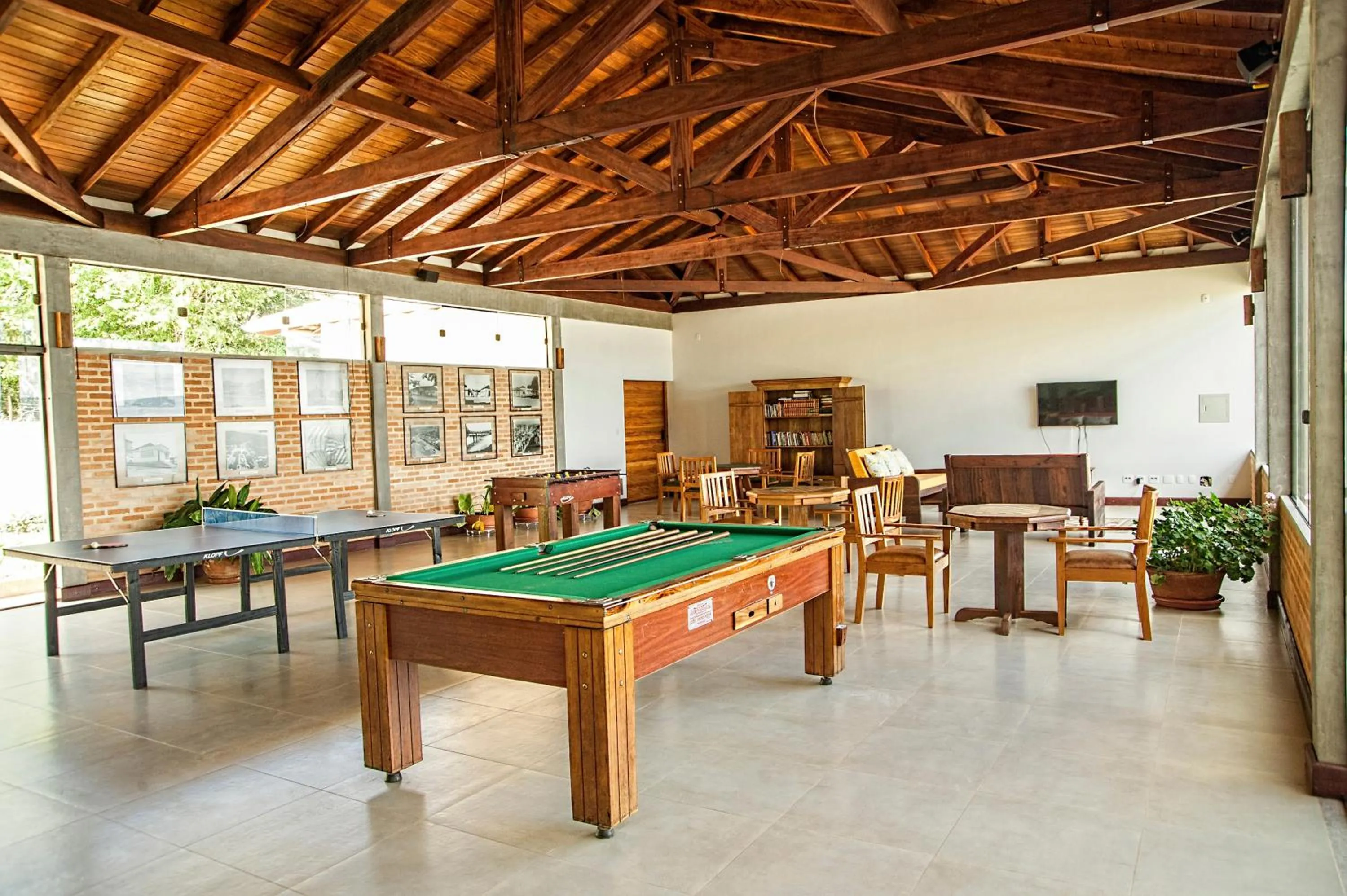 Communal lounge/ TV room in BellaMinas Pousada