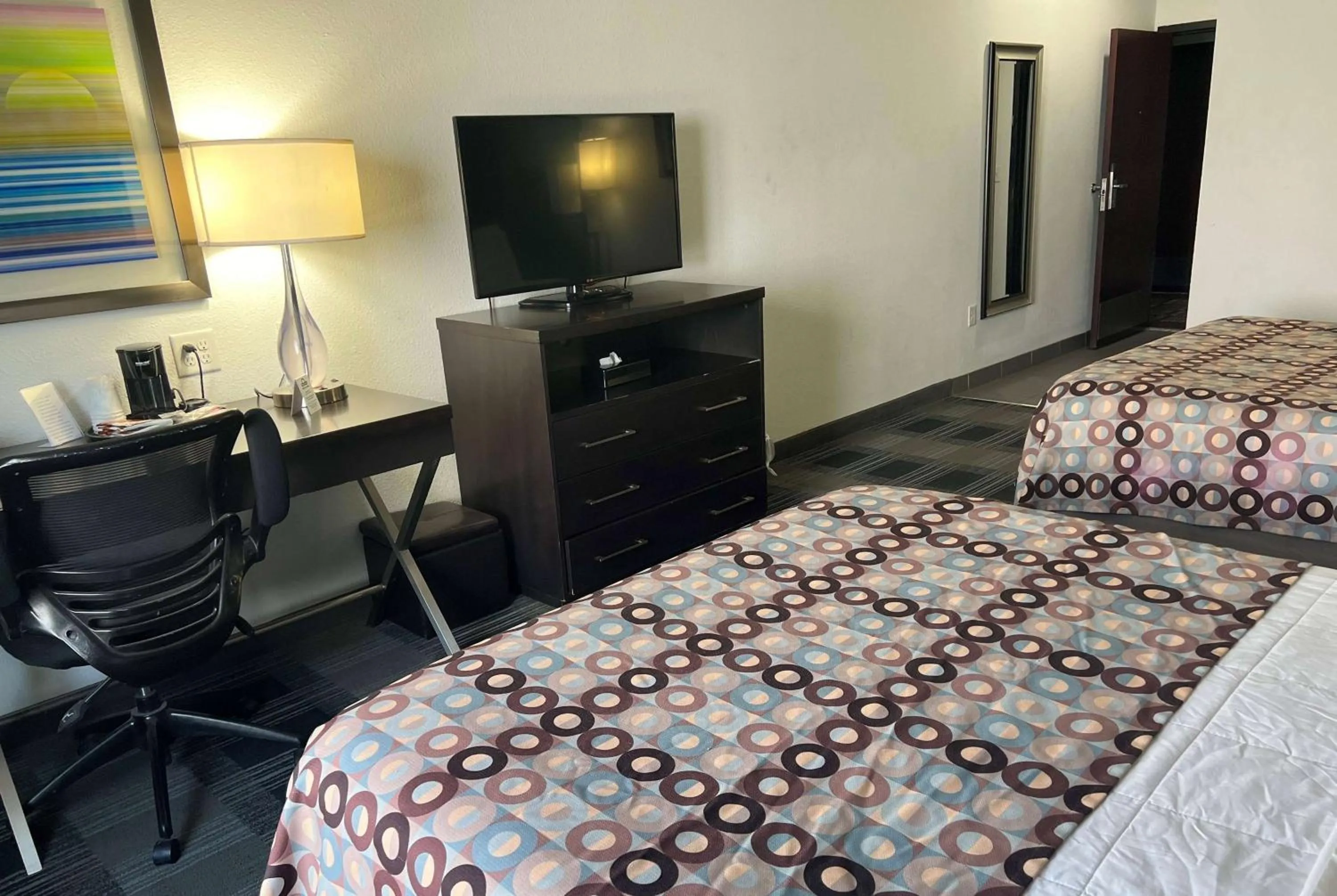 Photo of the whole room, Bed in Days Inn by Wyndham Alva