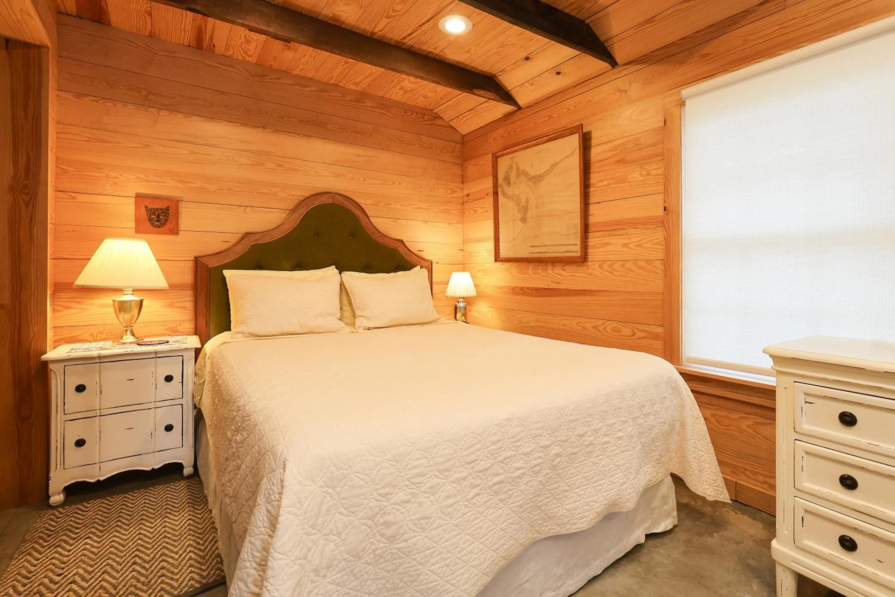 Bed in The Dailey Renewal Retreat B & B