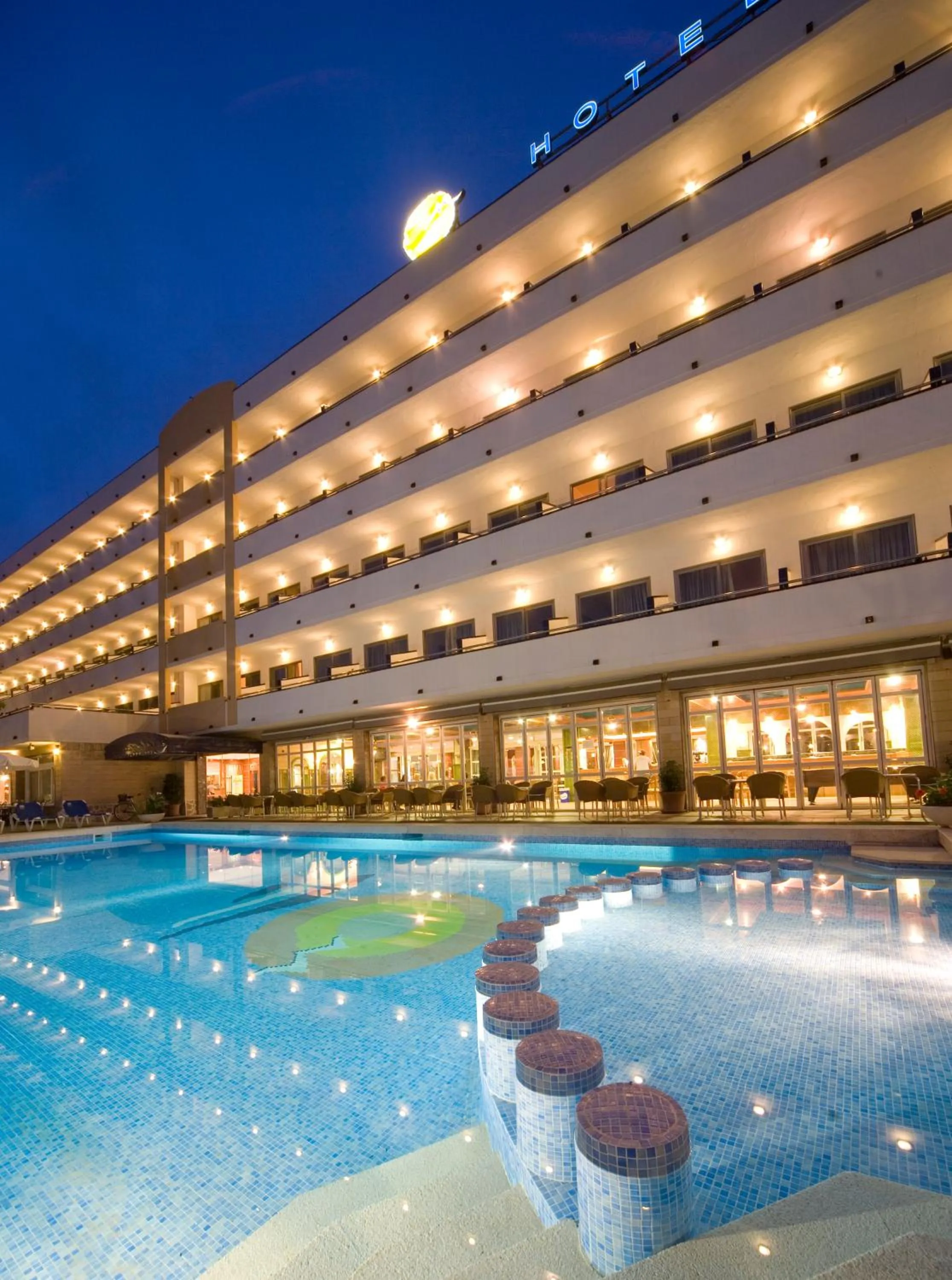 Swimming pool in Hotel Mariant