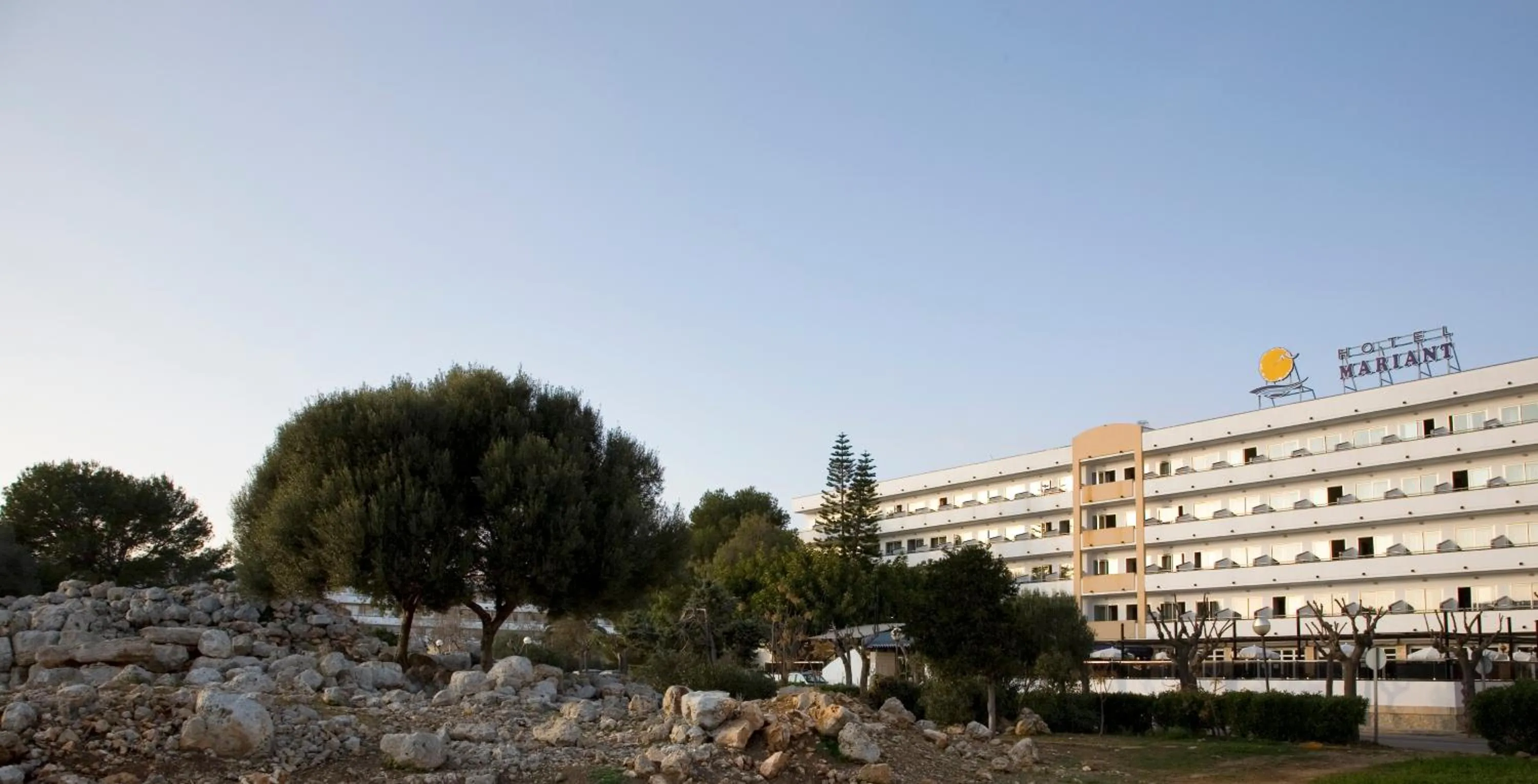 Property building in Hotel Mariant