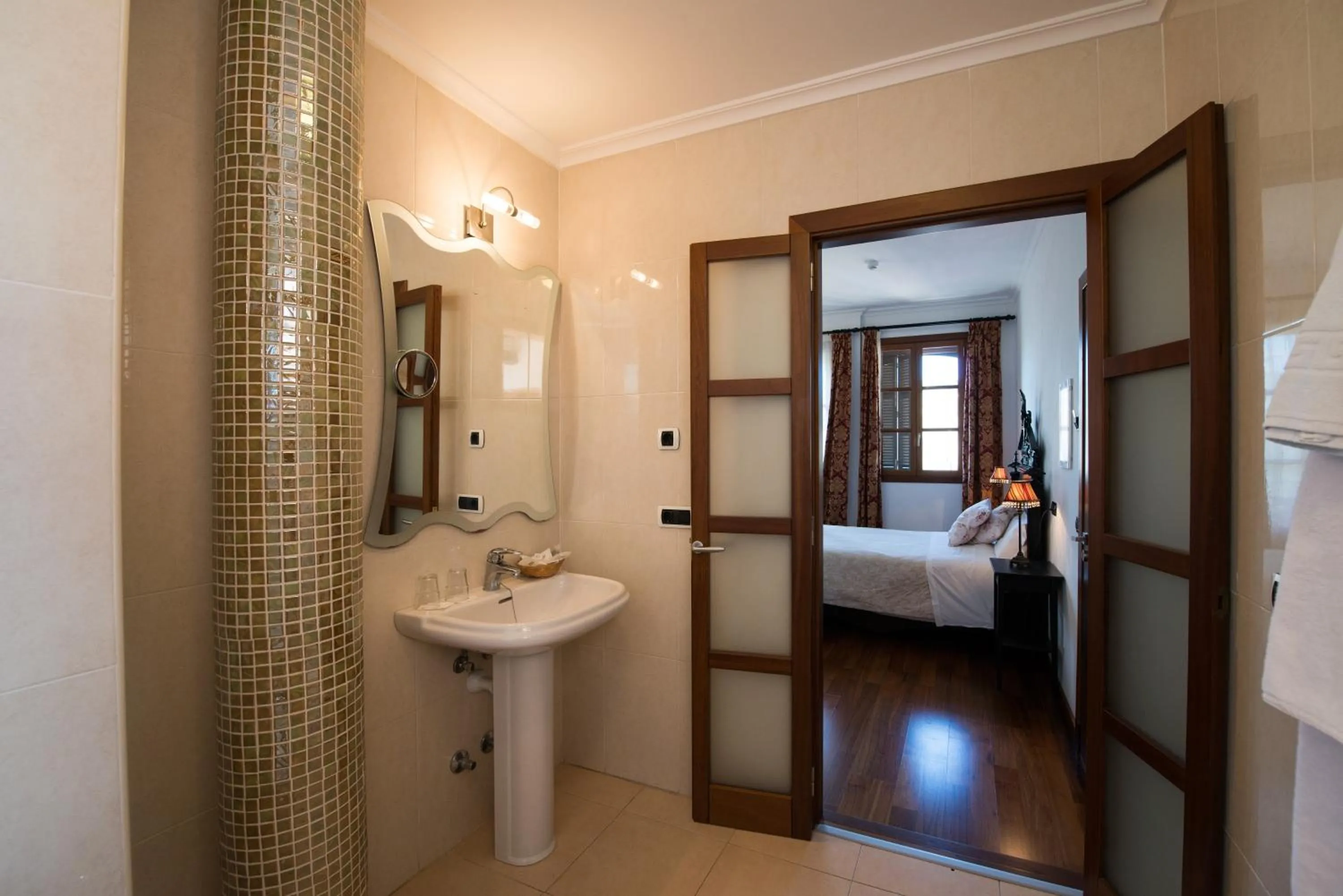 Bathroom, Bed in Hotel Segles - Turismo de Interior