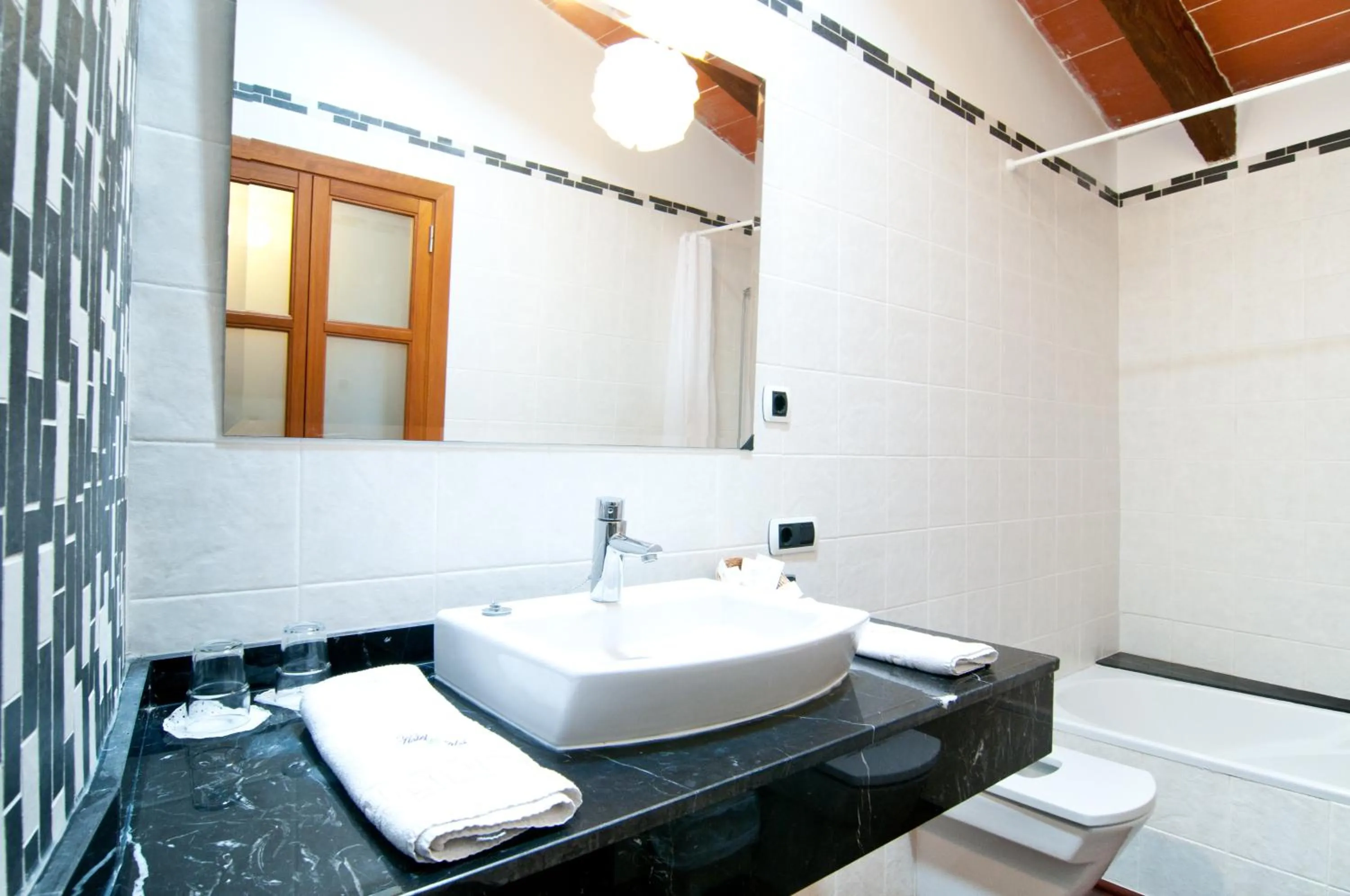 Bathroom, Bed in Hotel Segles - Turismo de Interior