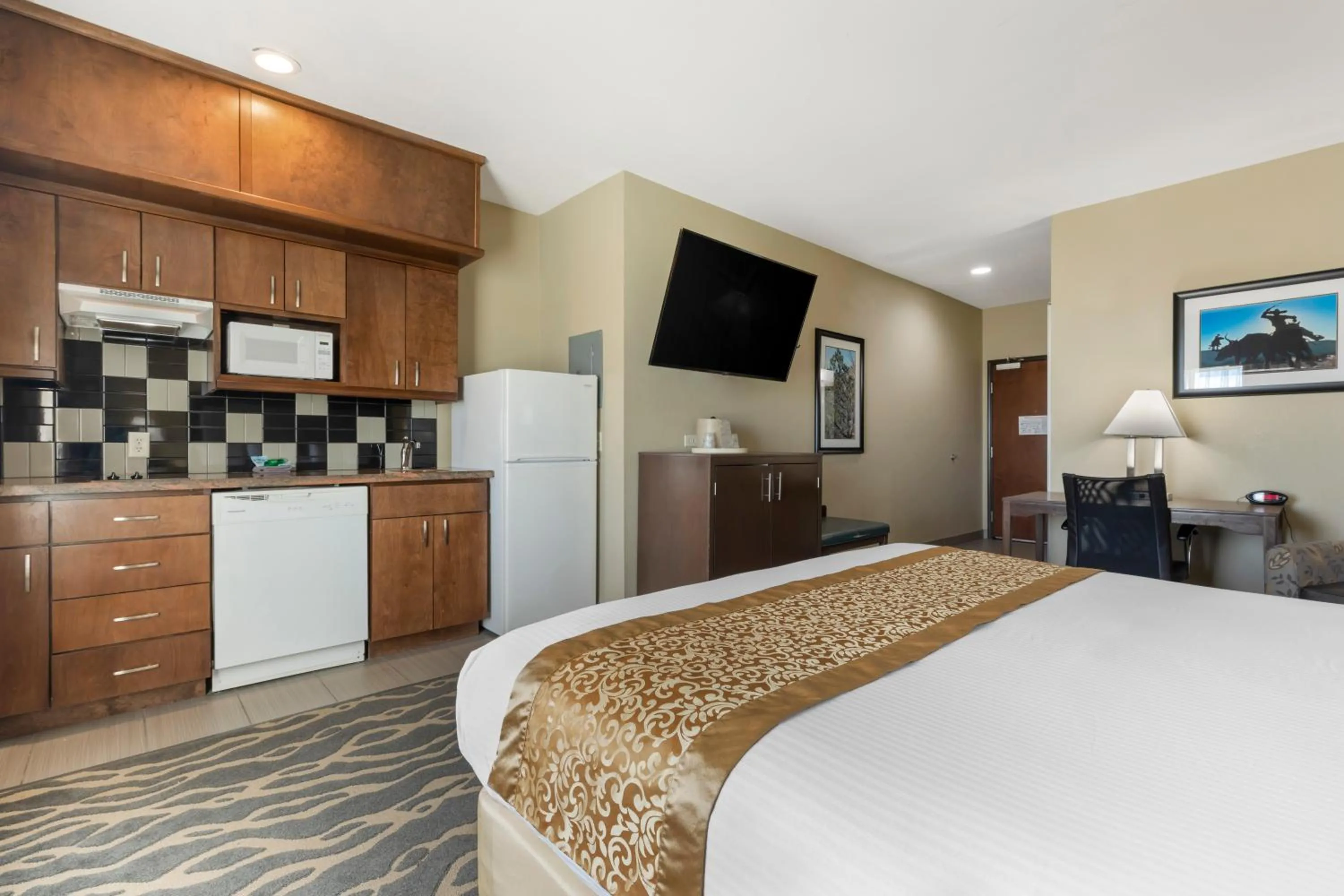 Kitchen or kitchenette, Bed in Best Western Plus Fort Stockton Hotel