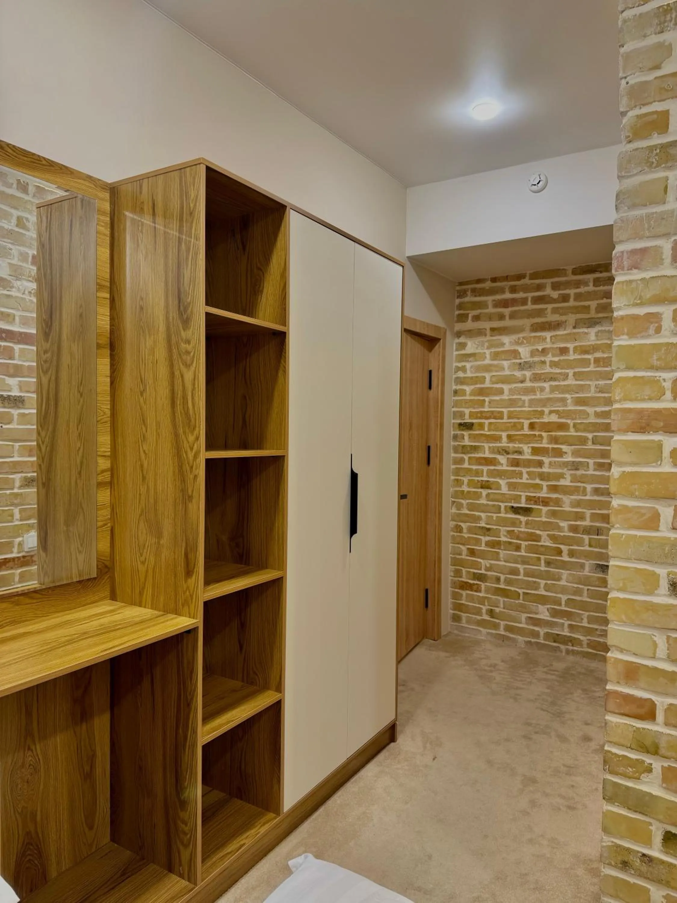 wardrobe in Shahristan Art Boutique Hotel