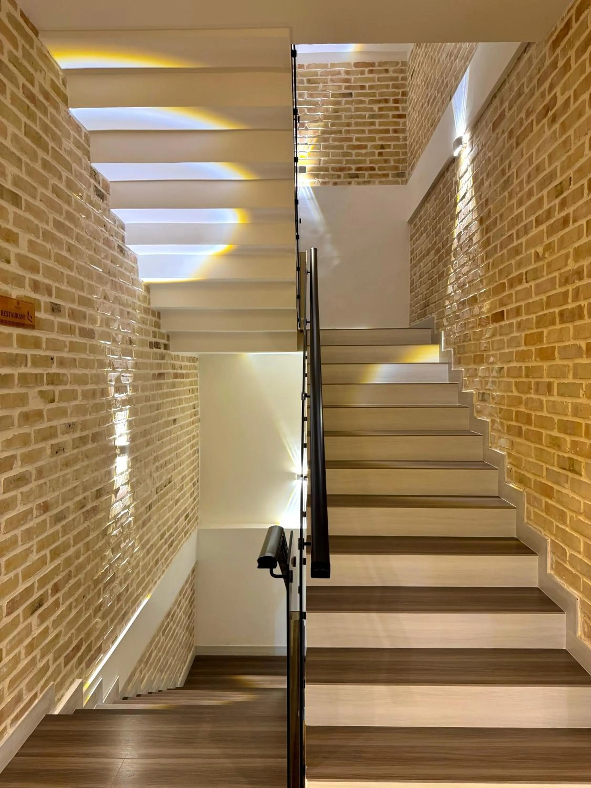 Communal lounge/ TV room in Shahristan Art Boutique Hotel