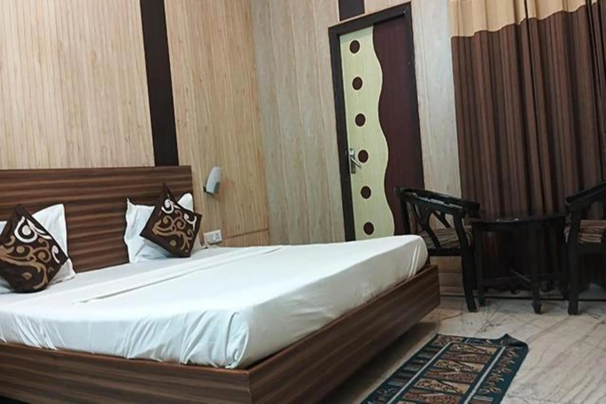 Bed in FabHotel Crown Inn