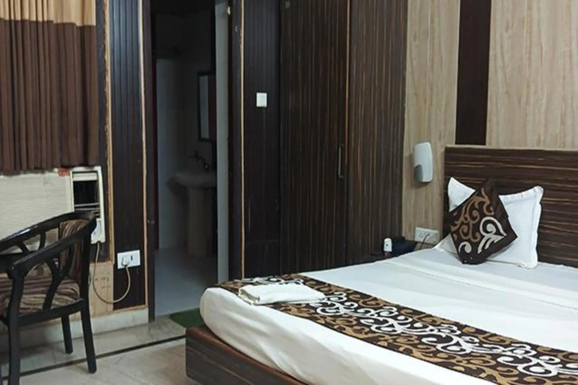 Bed in FabHotel Crown Inn