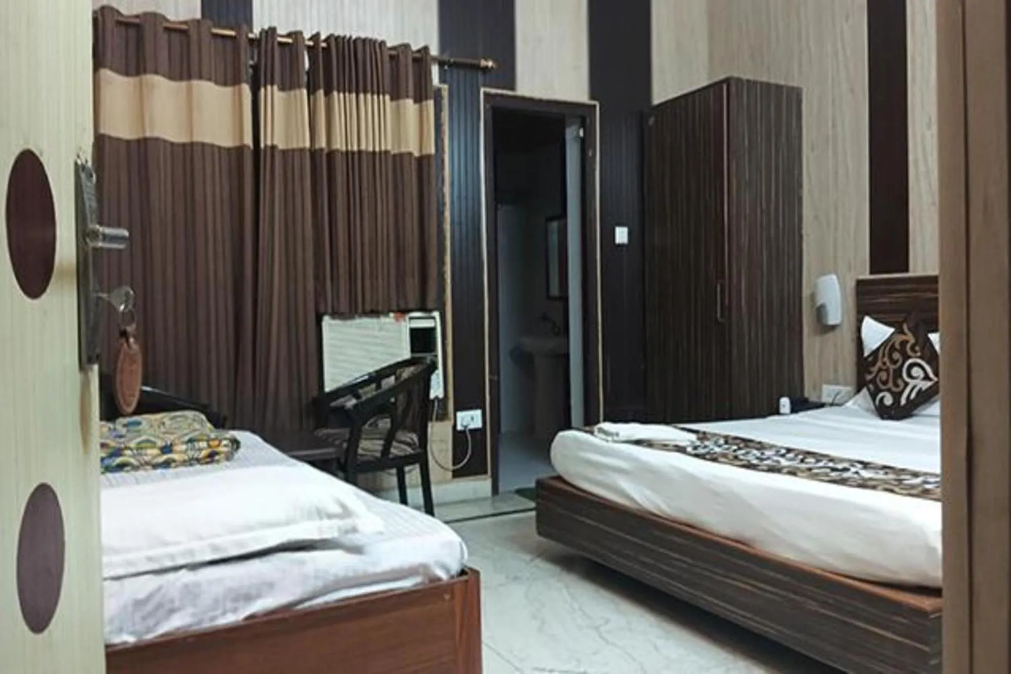 Bed in FabHotel Crown Inn