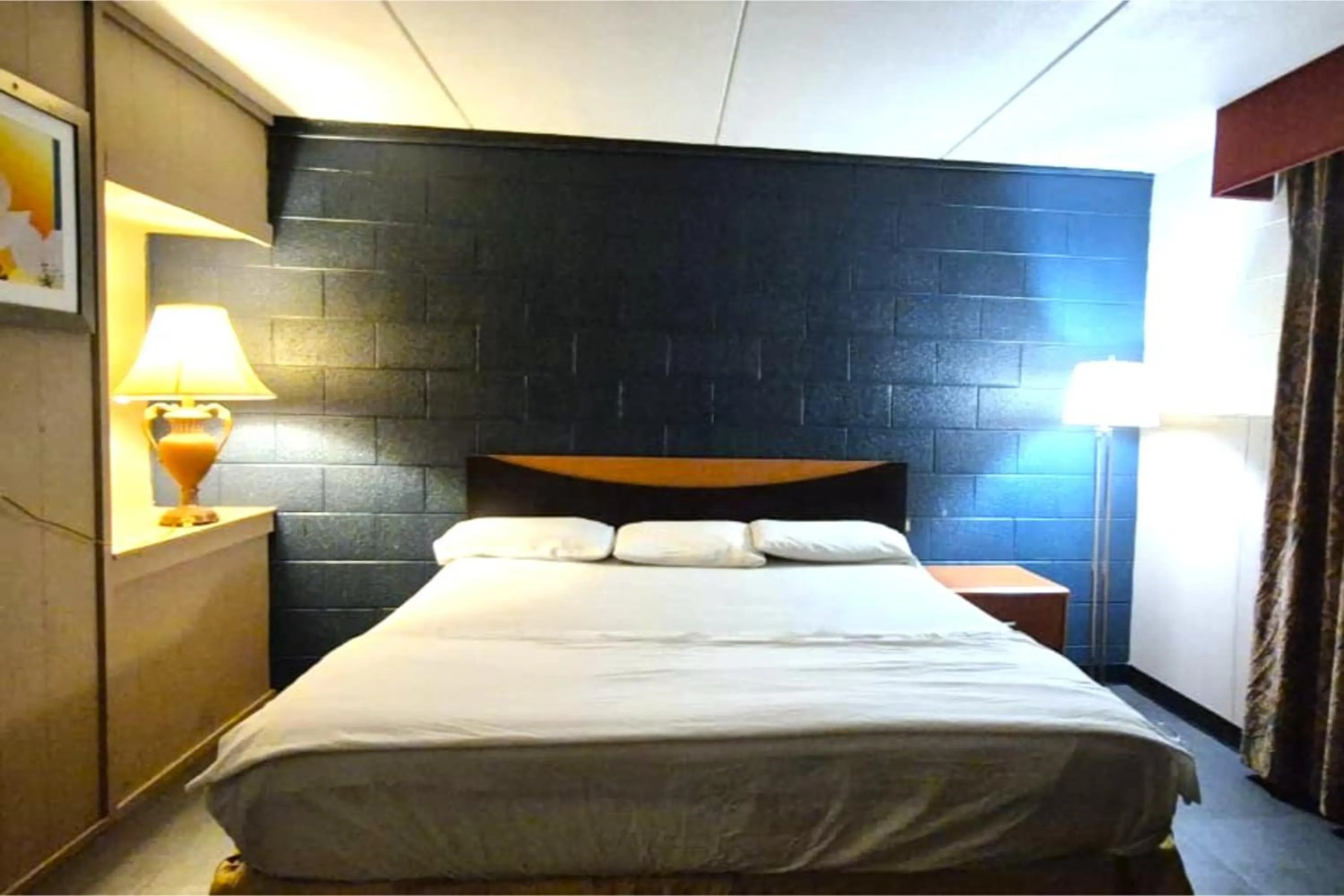 Bedroom, Bed in Capital O Pleasant Motel Grand Rapids MI