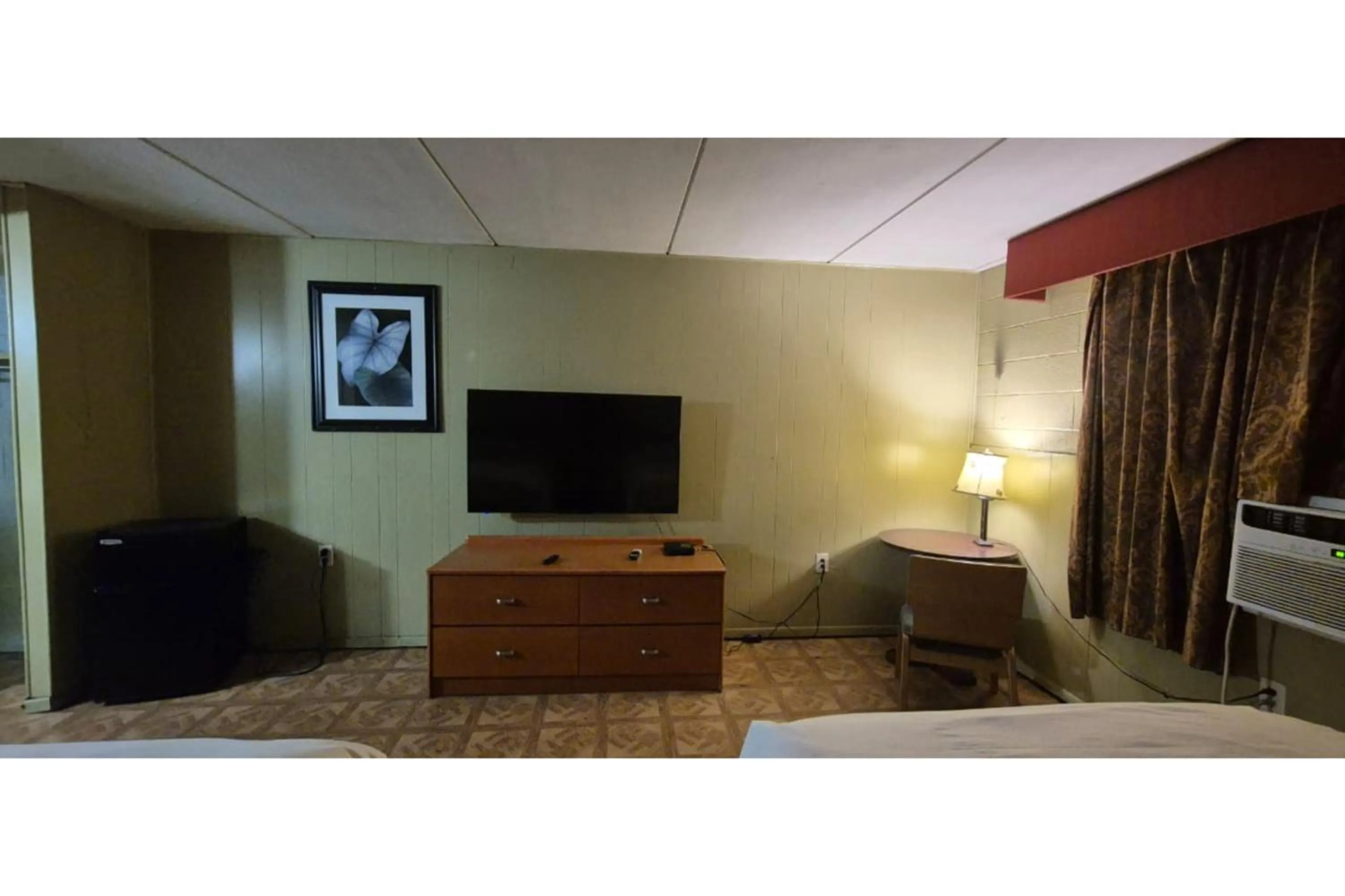 TV and multimedia in Capital O Pleasant Motel Grand Rapids MI