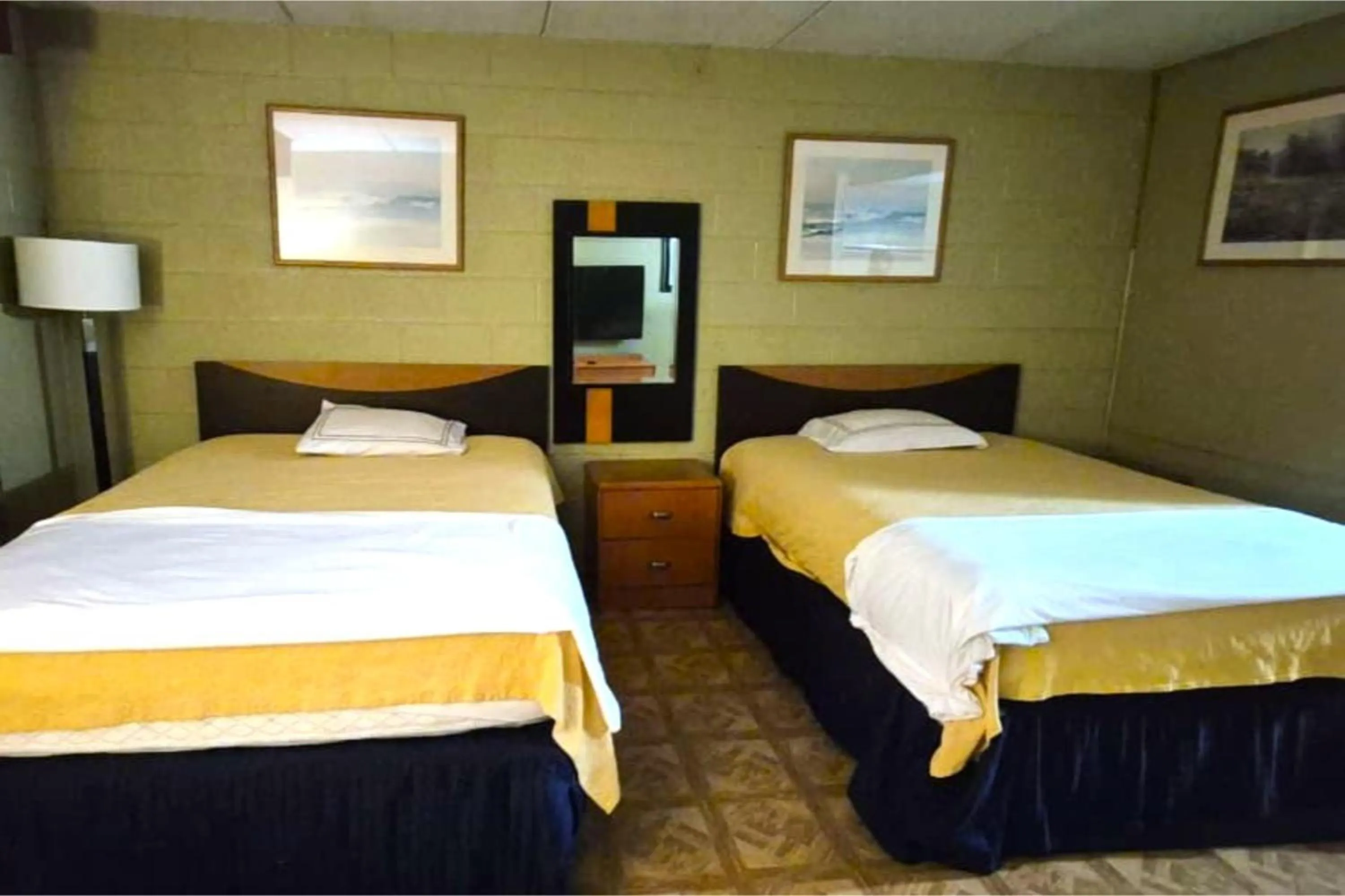 Bedroom, Bed in Capital O Pleasant Motel Grand Rapids MI