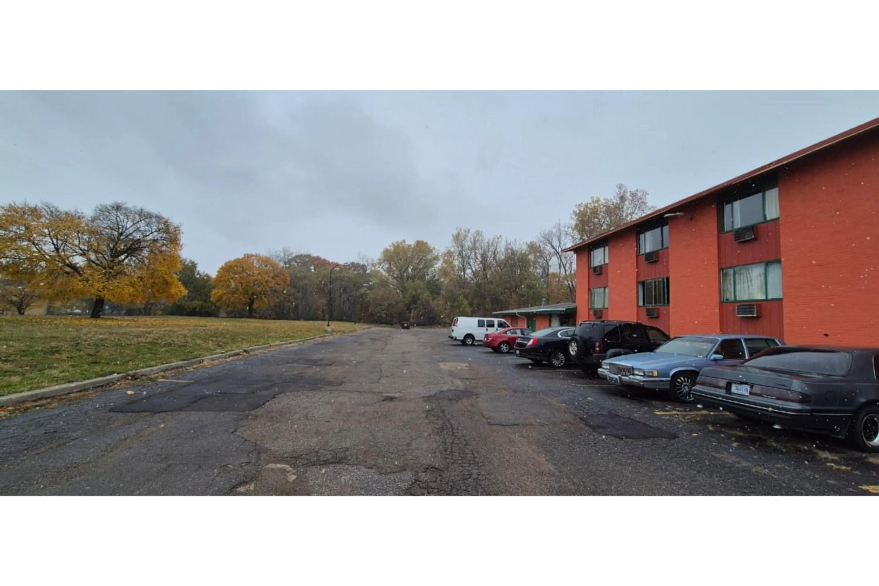 Property building in Capital O Pleasant Motel Grand Rapids MI