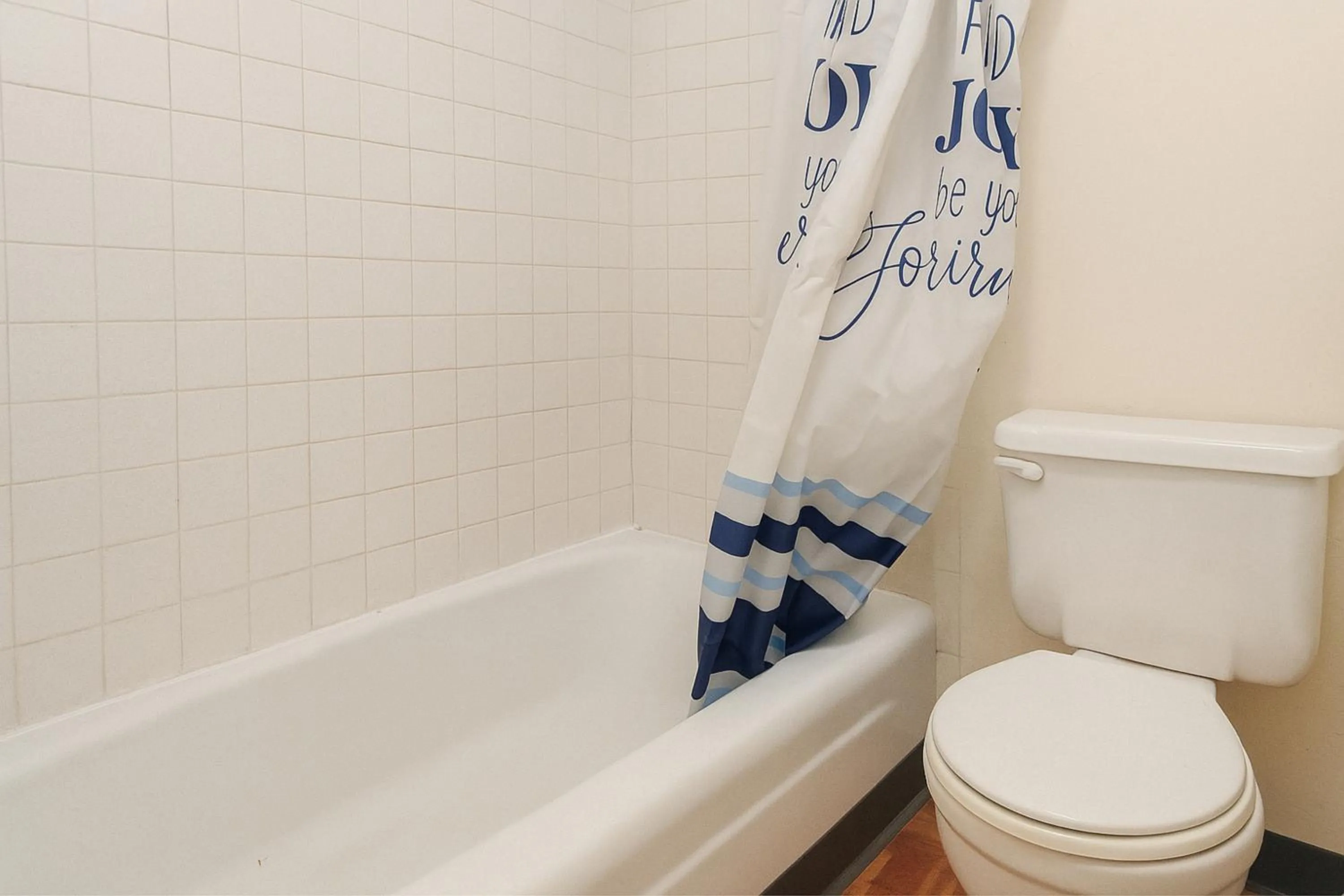 Bathroom in Capital O Pleasant Motel Grand Rapids MI