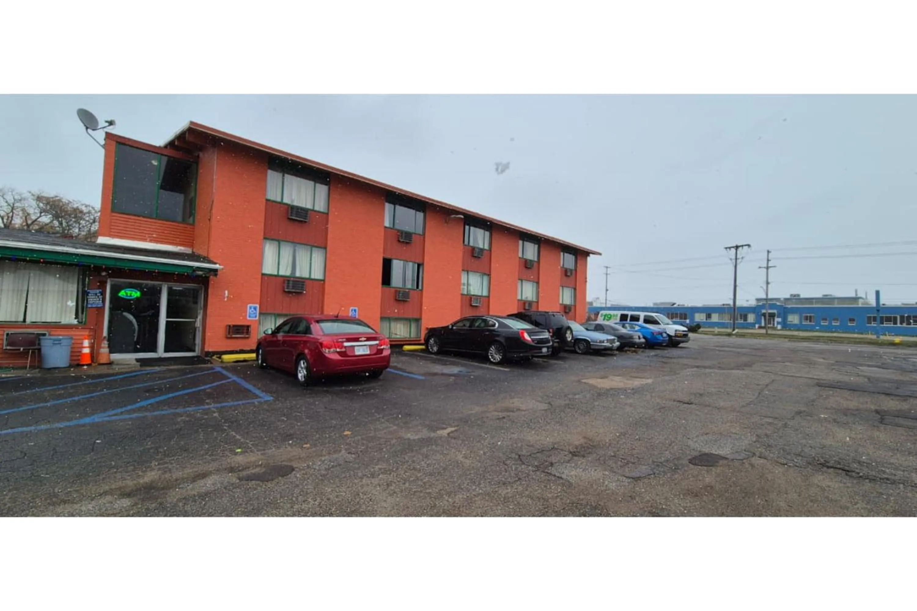 Property building in Capital O Pleasant Motel Grand Rapids MI