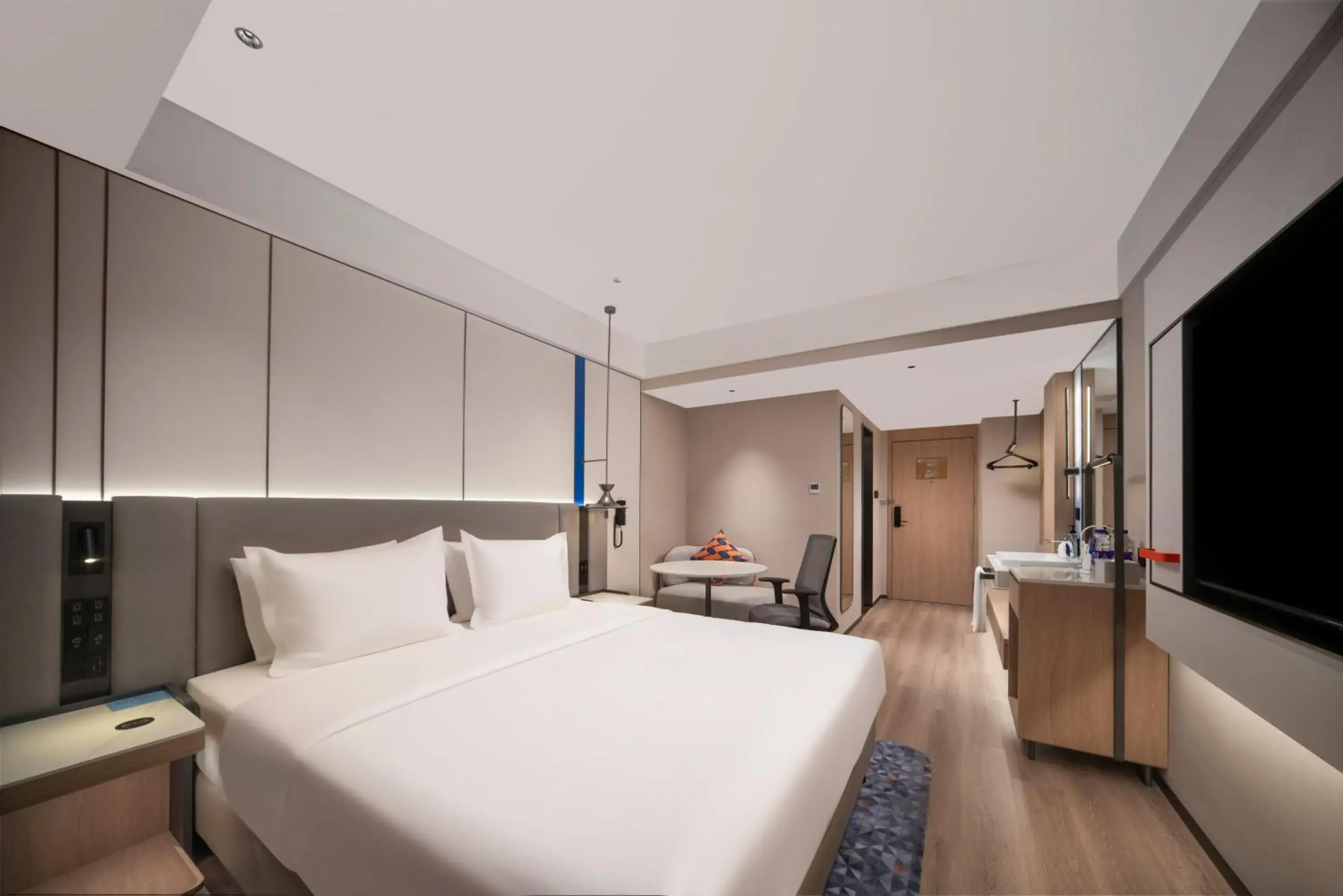 Standard King Room in Holiday Inn Express Qingdao Downtown by IHG Standard King Room in Holiday Inn Express Qingdao Downtown by IHG