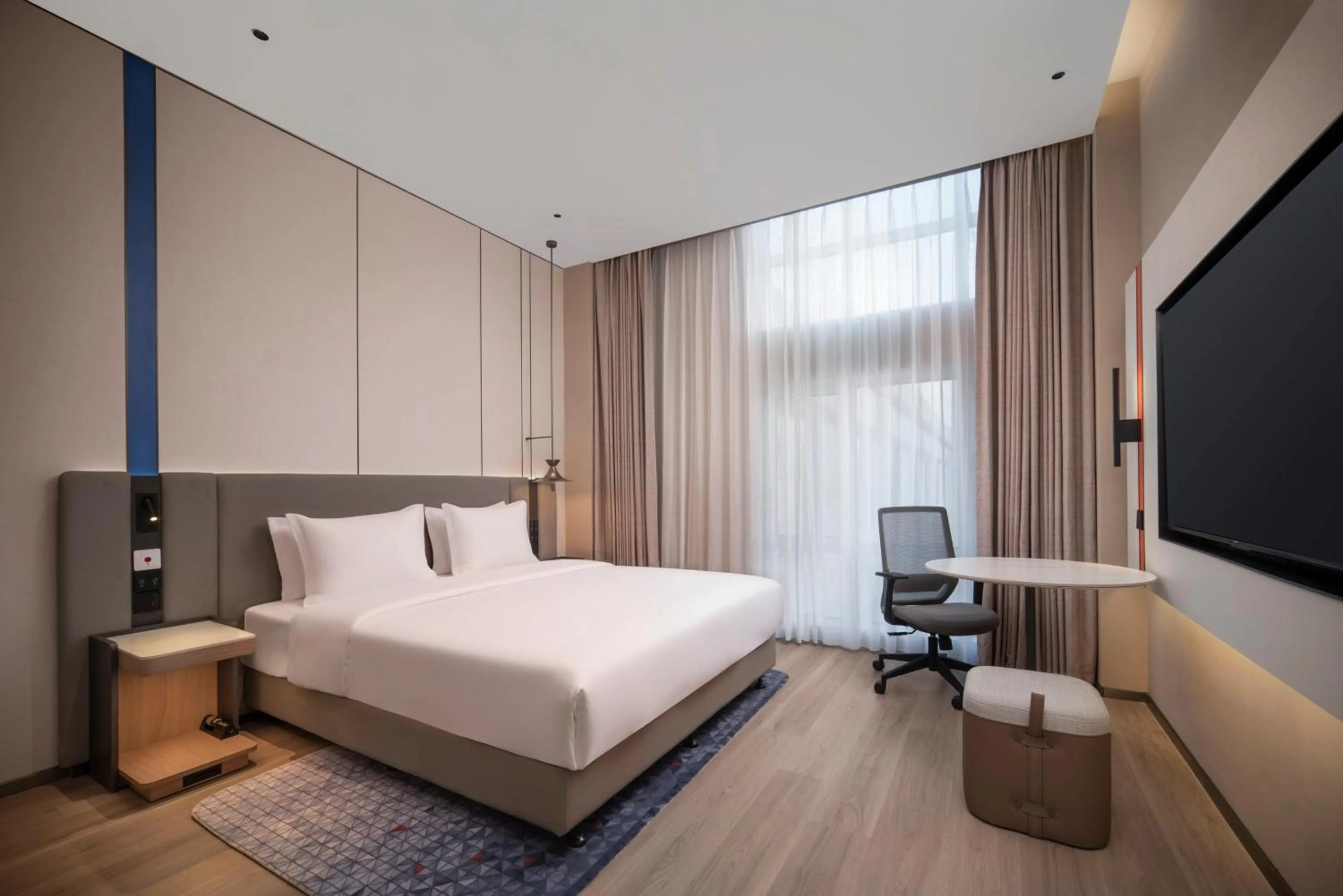 Photo of the whole room, Bed in Holiday Inn Express Qingdao Downtown by IHG