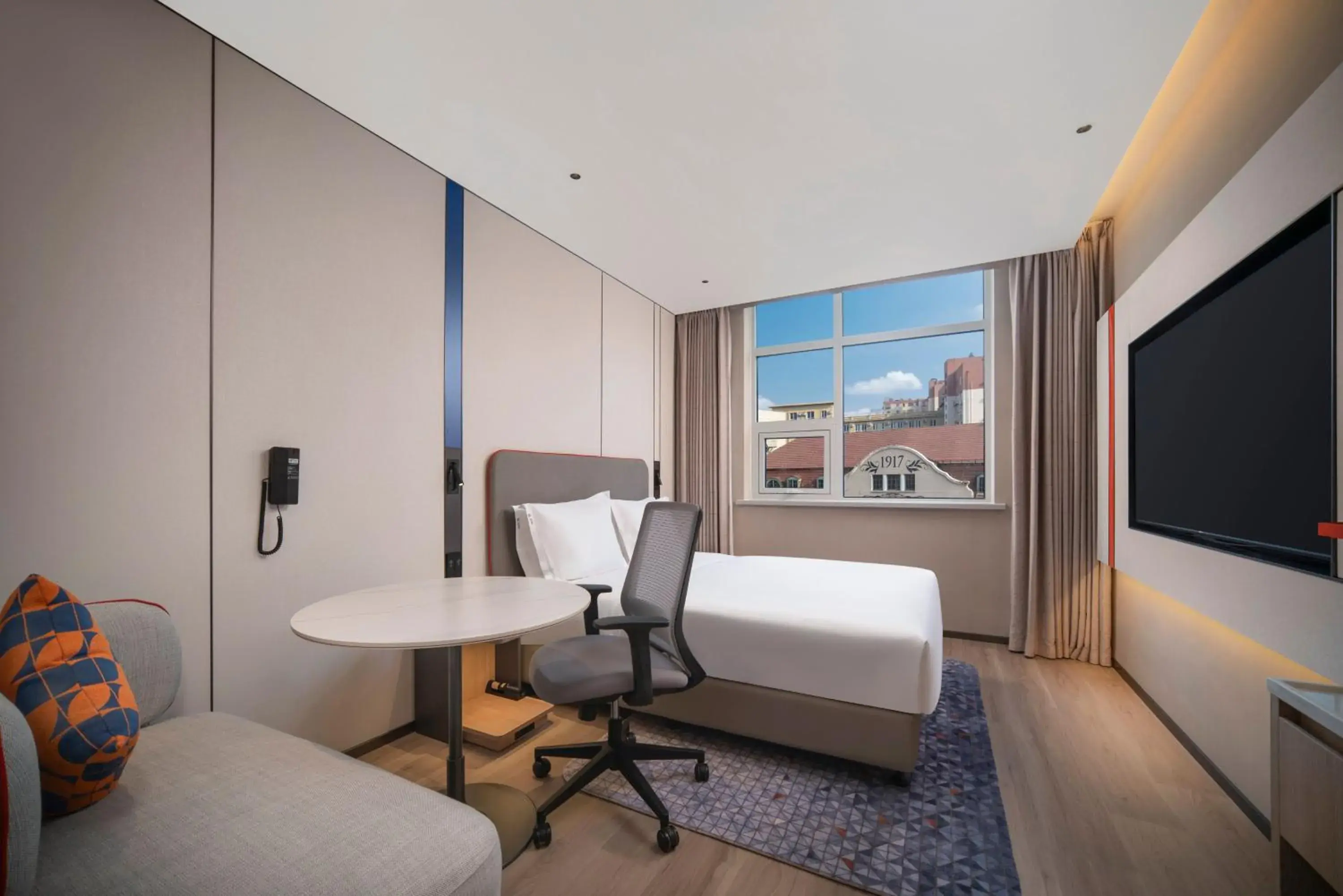 Standard Queen Room with City View in Holiday Inn Express Qingdao Downtown by IHG Standard Queen Room with City View in Holiday Inn Express Qingdao Downtown by IHG