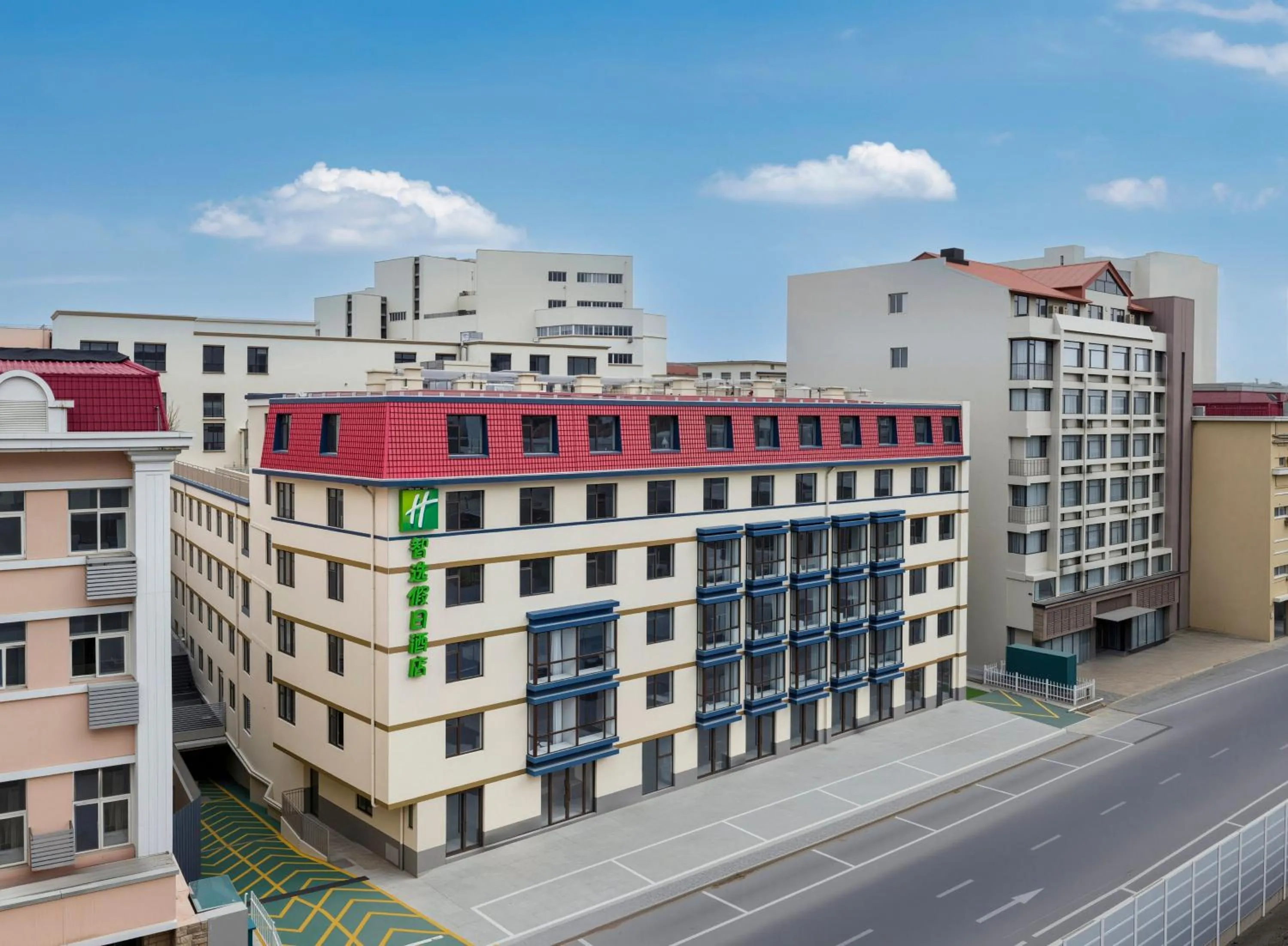 Property building in Holiday Inn Express Qingdao Downtown by IHG