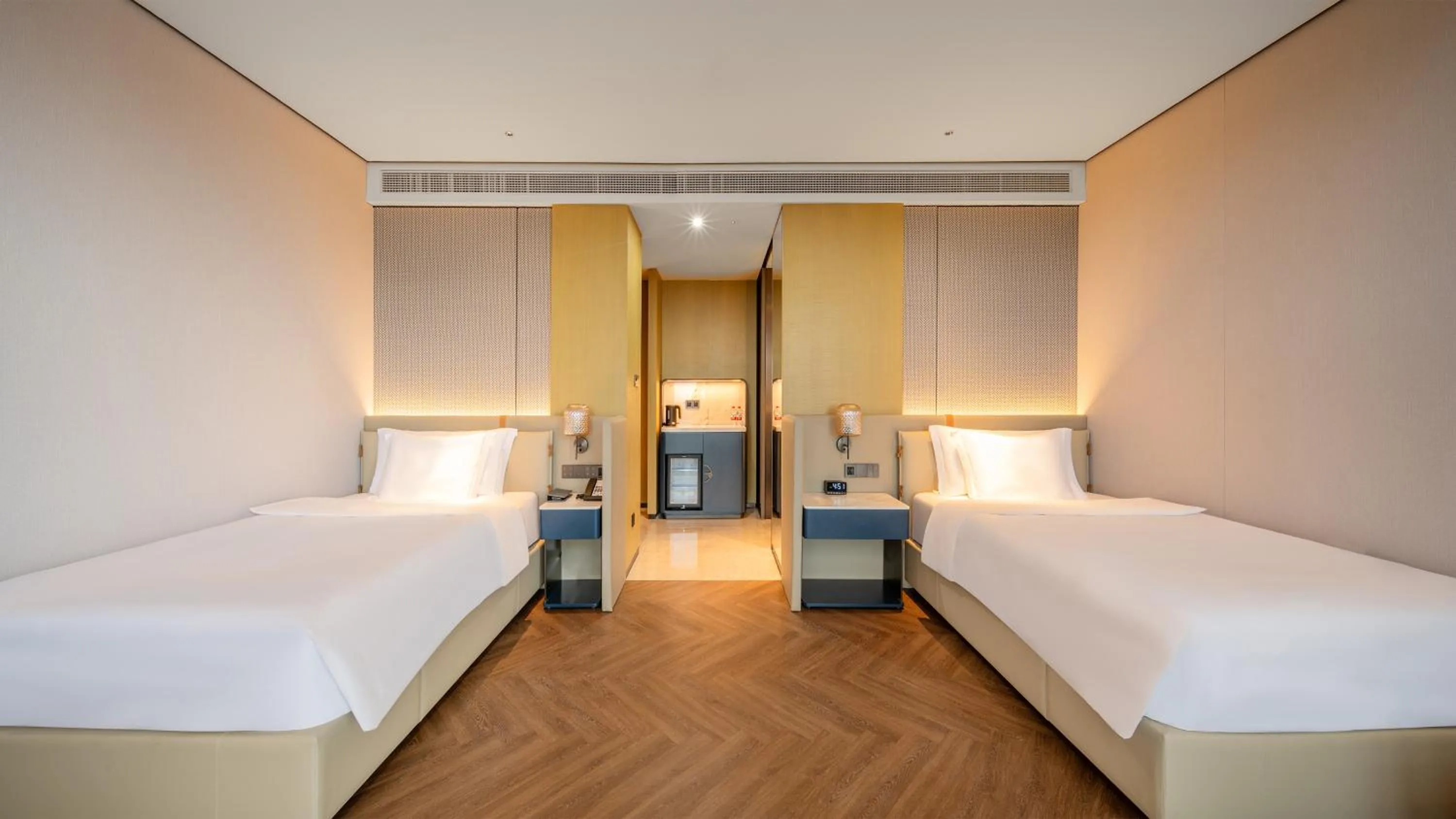 Photo of the whole room, Bed in Crowne Plaza Weihai Binhai by IHG