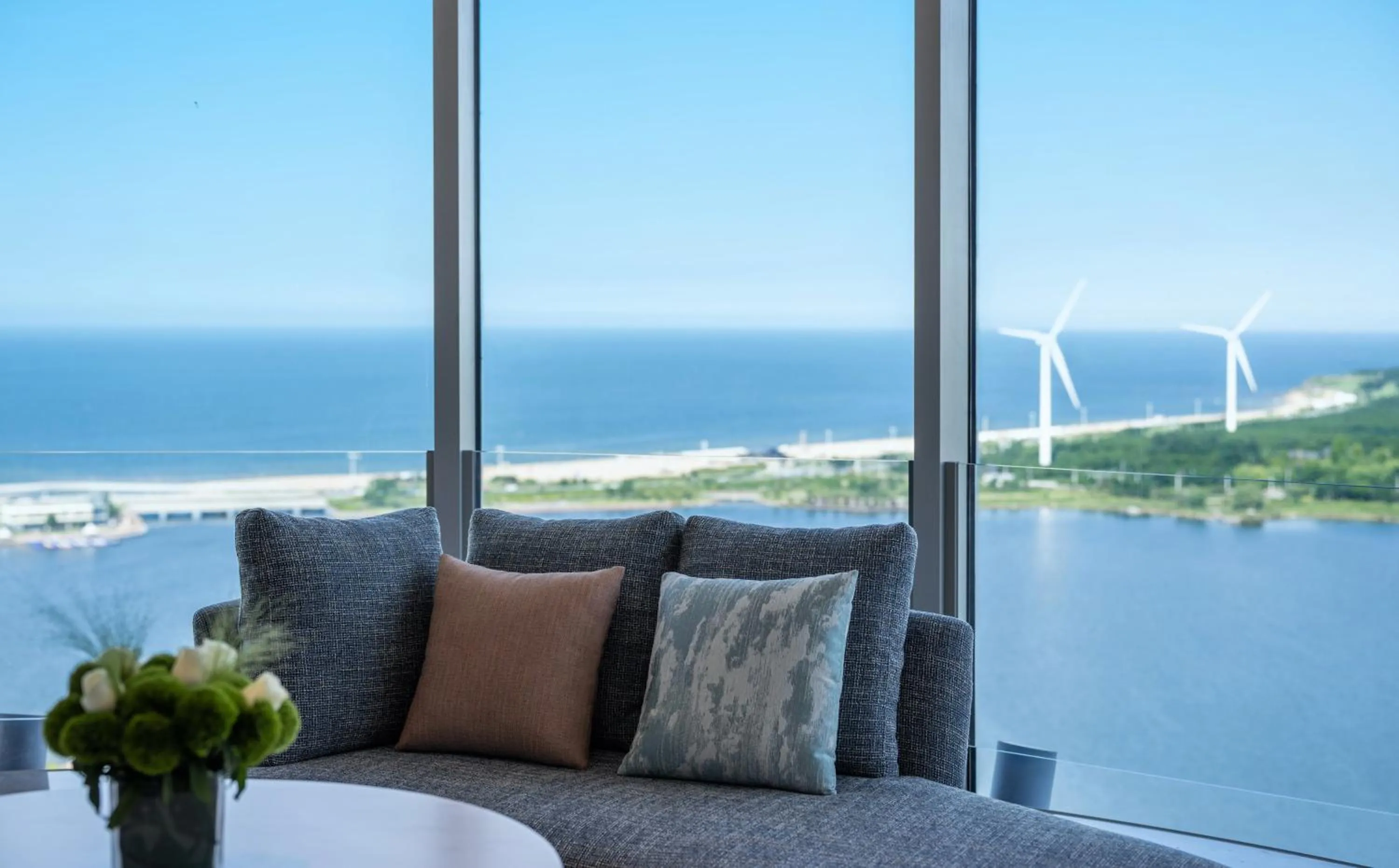 Photo of the whole room in Crowne Plaza Weihai Binhai by IHG