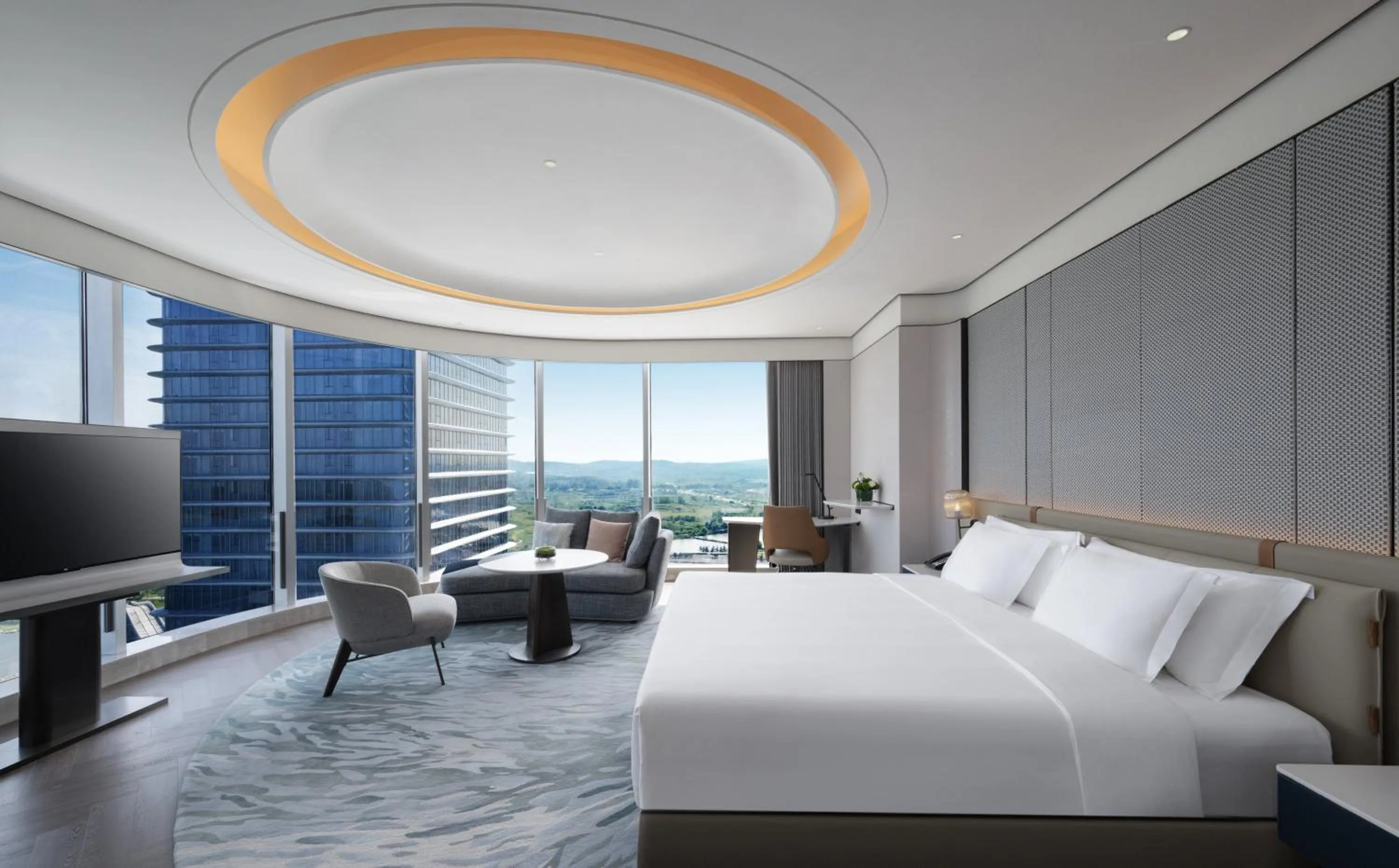 Photo of the whole room, Bed in Crowne Plaza Weihai Binhai by IHG