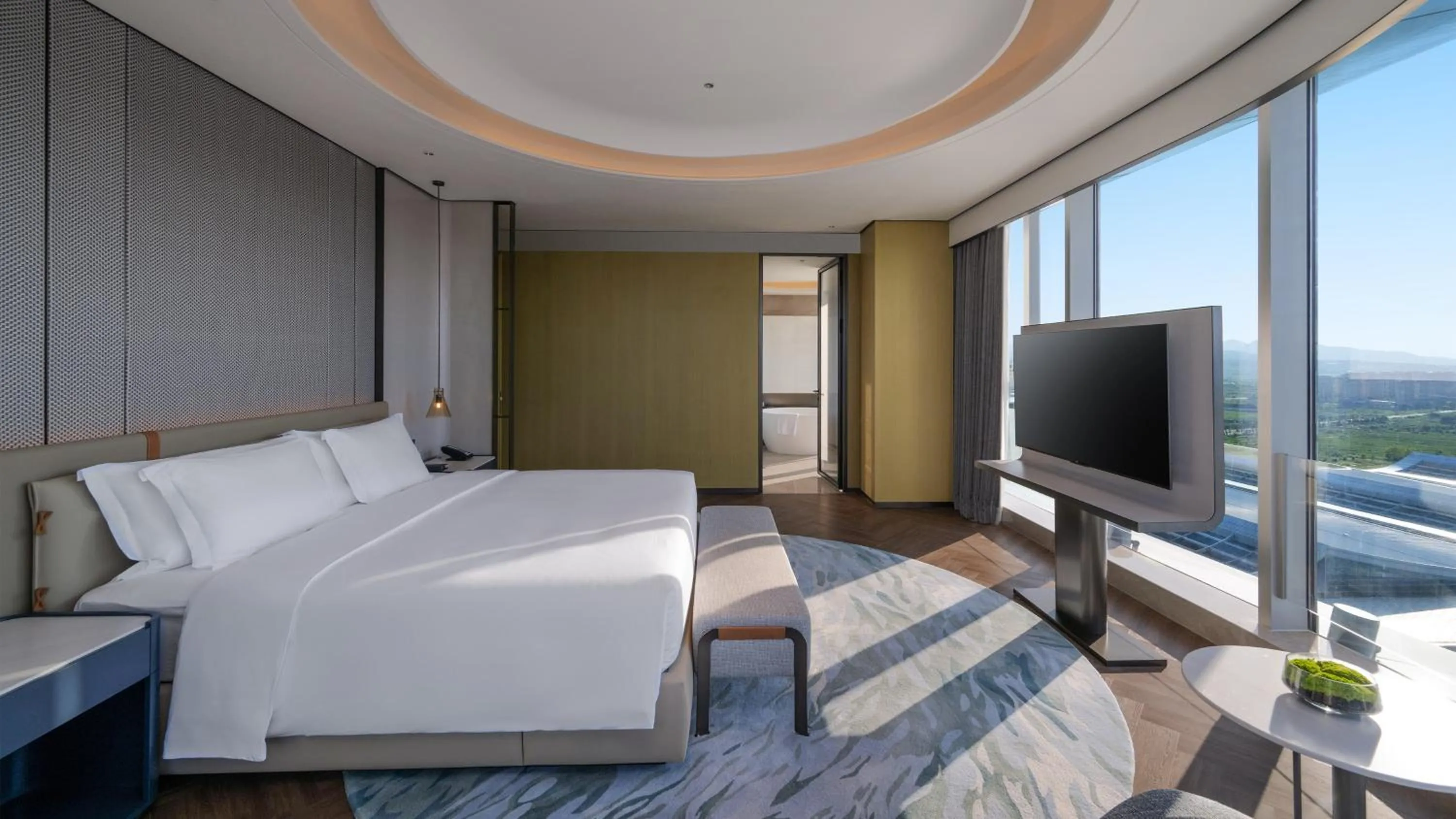 Bed in Crowne Plaza Weihai Binhai by IHG