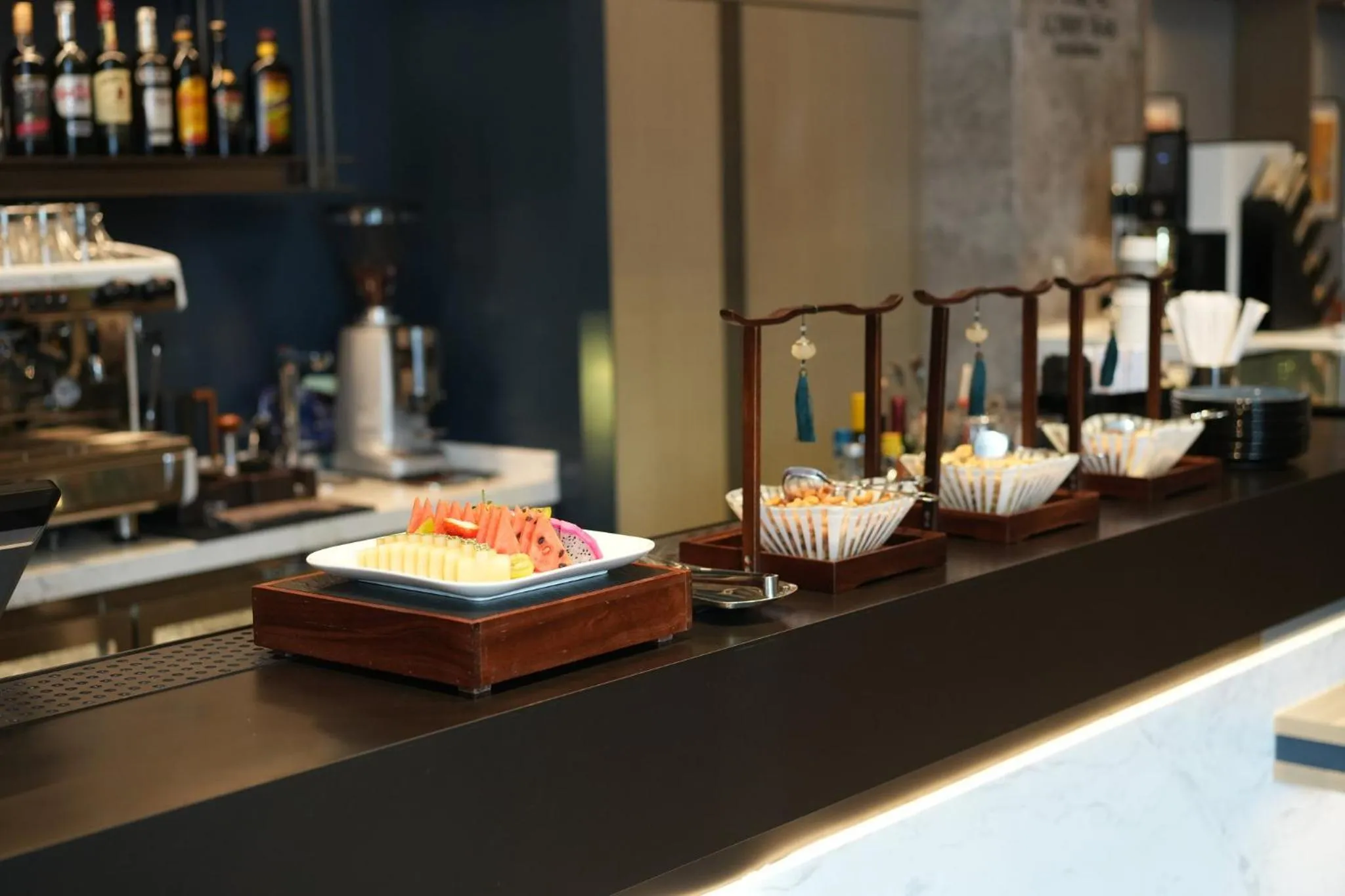 Lounge or bar in Crowne Plaza Weihai Binhai by IHG