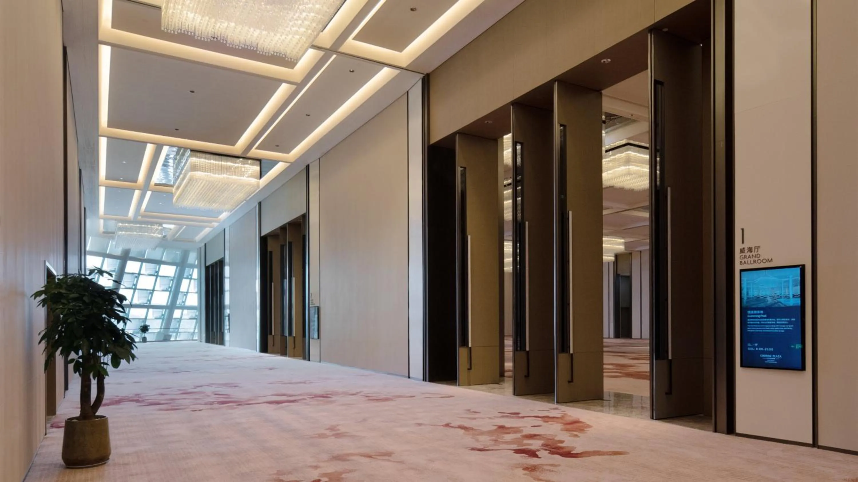 Meeting/conference room in Crowne Plaza Weihai Binhai by IHG