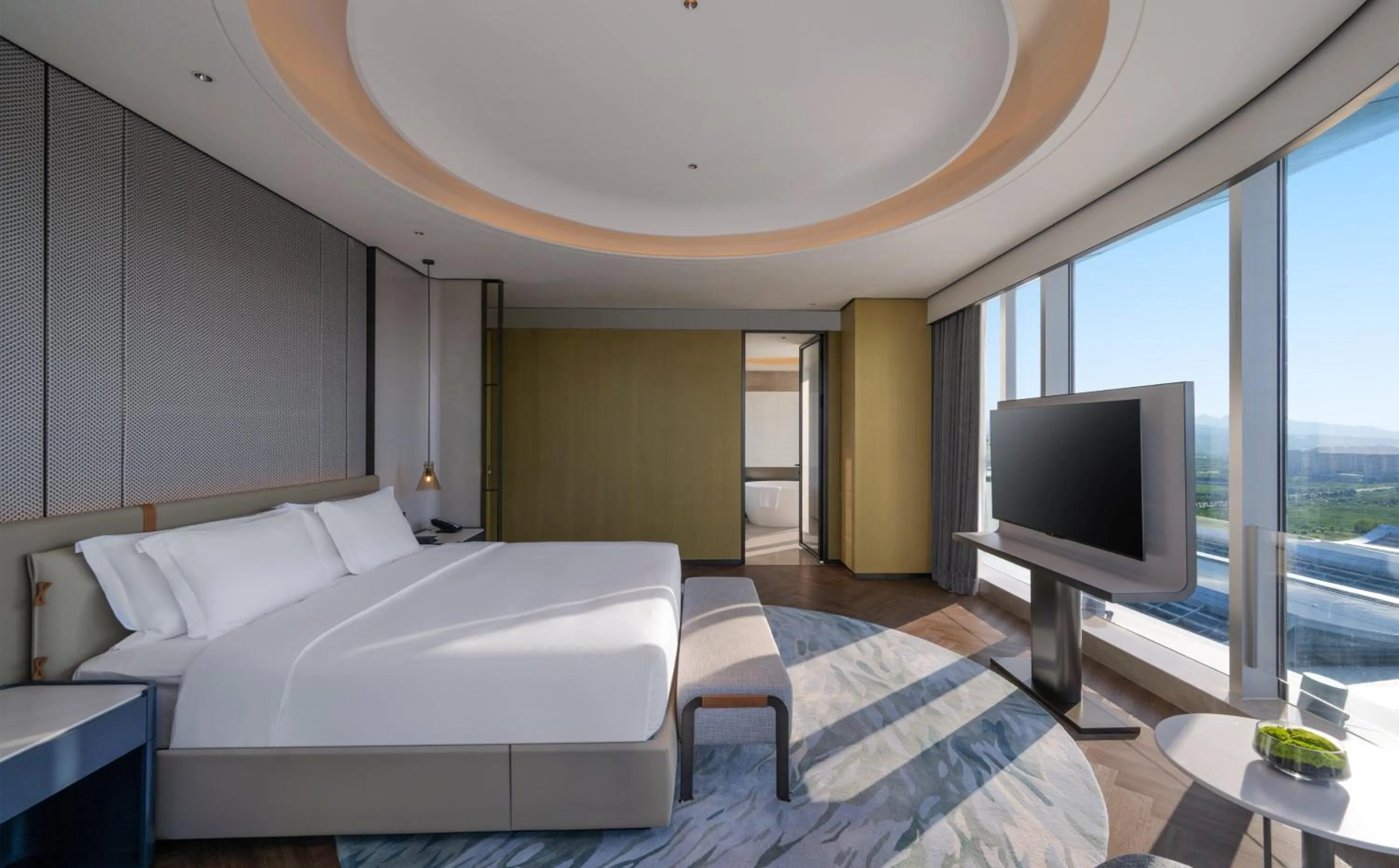 Photo of the whole room, Bed in Crowne Plaza Weihai Binhai by IHG