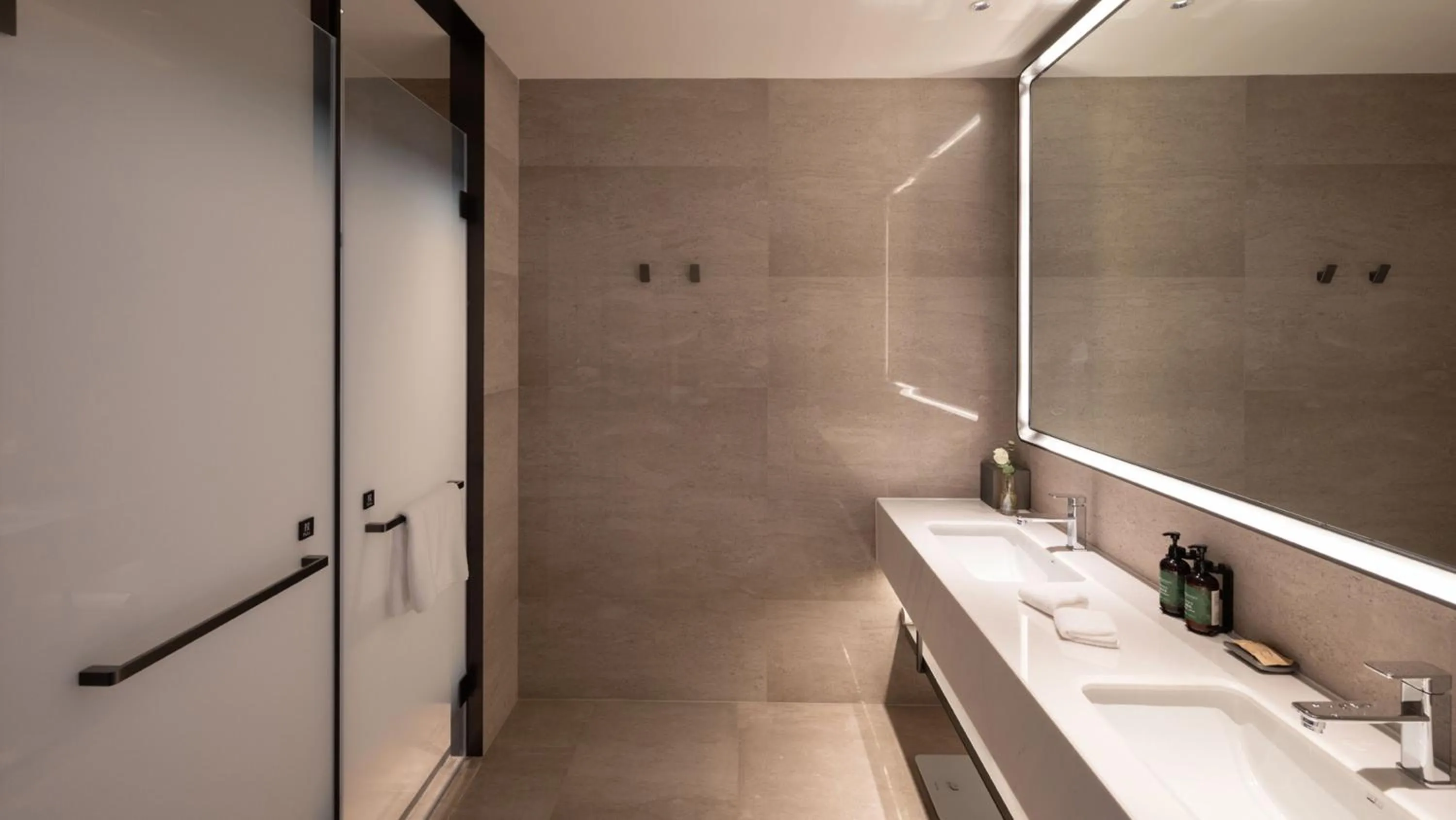 Toilet in Crowne Plaza Weihai Binhai by IHG