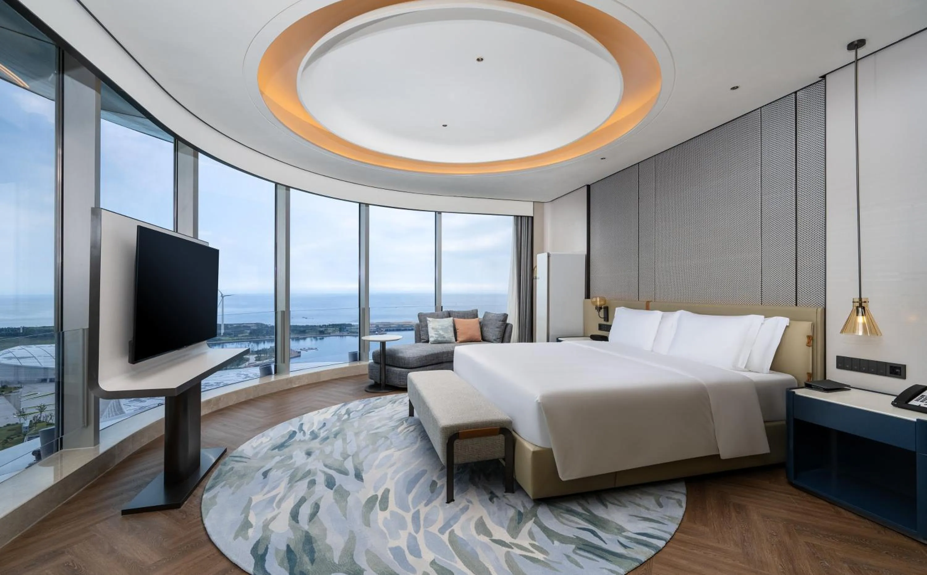 Photo of the whole room, Bed in Crowne Plaza Weihai Binhai by IHG