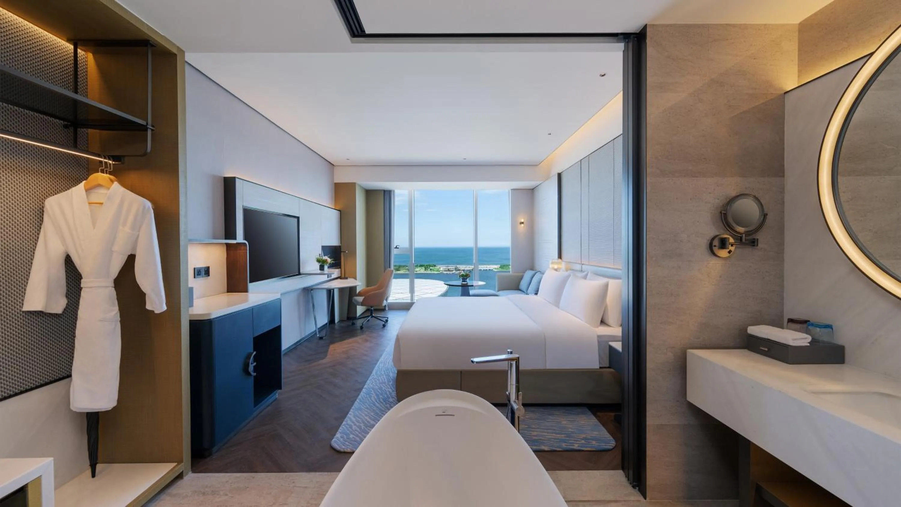 Photo of the whole room, Bed in Crowne Plaza Weihai Binhai by IHG