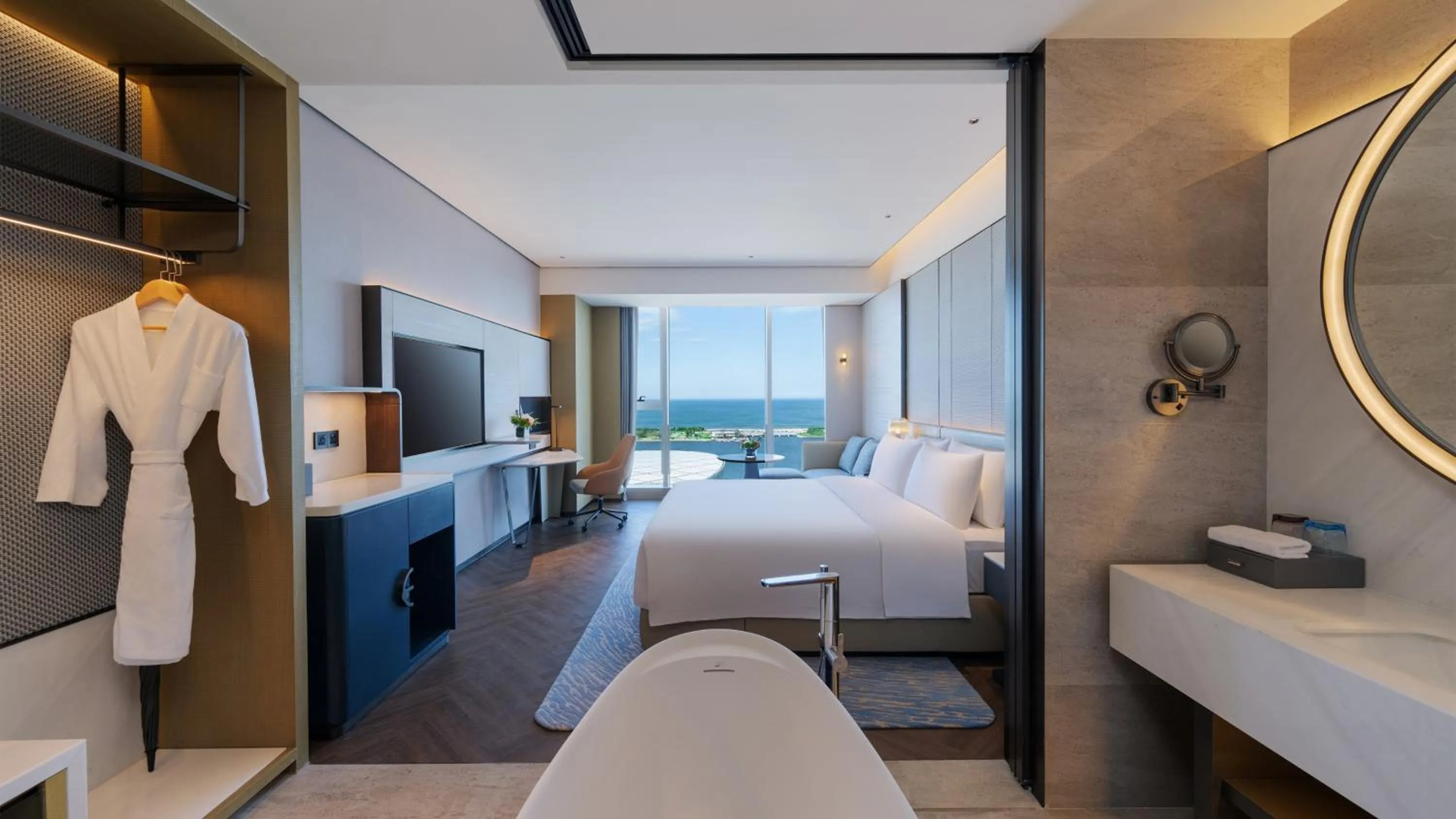 TV and multimedia, Bed in Crowne Plaza Weihai Binhai by IHG