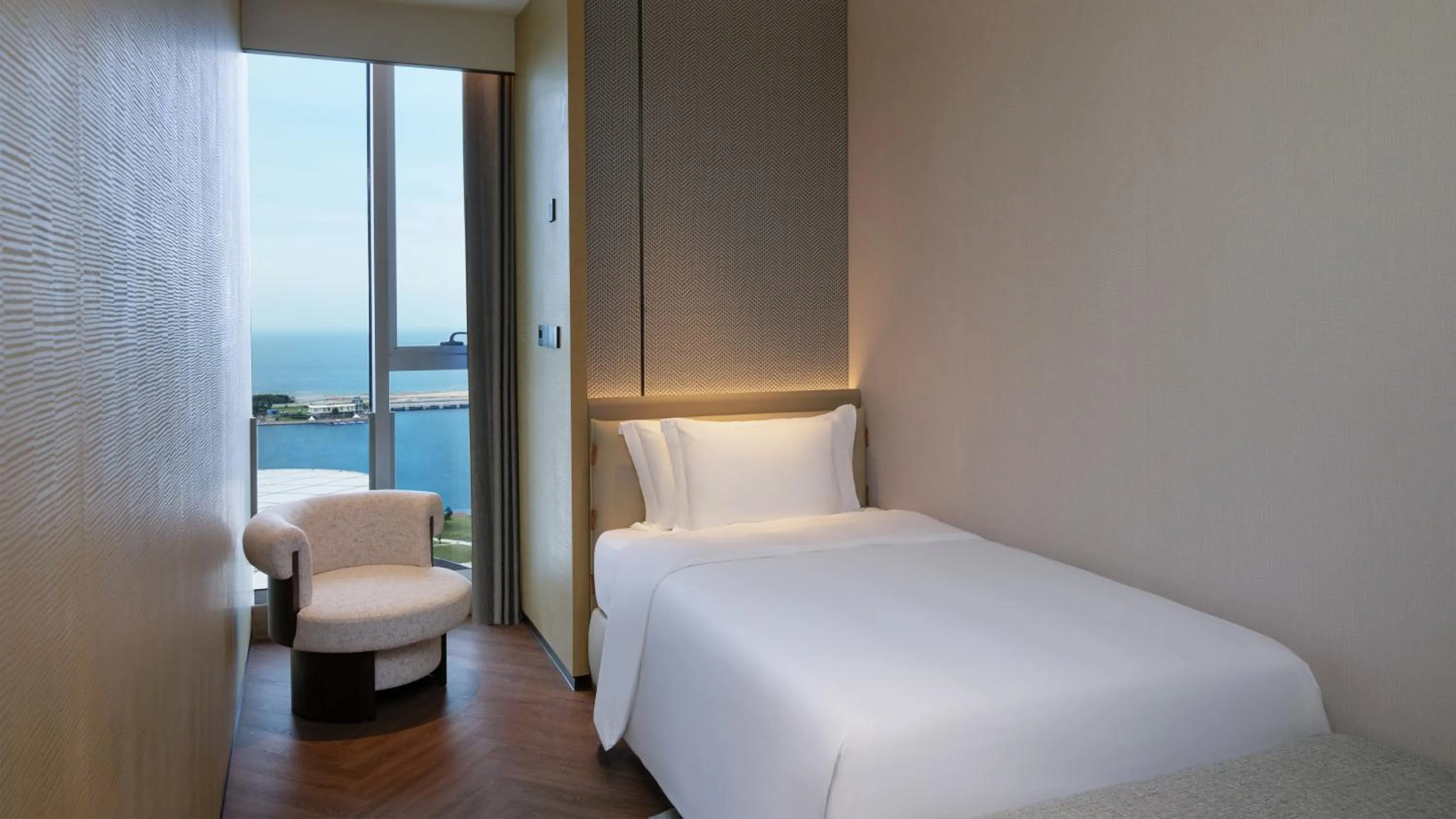 Bed in Crowne Plaza Weihai Binhai by IHG