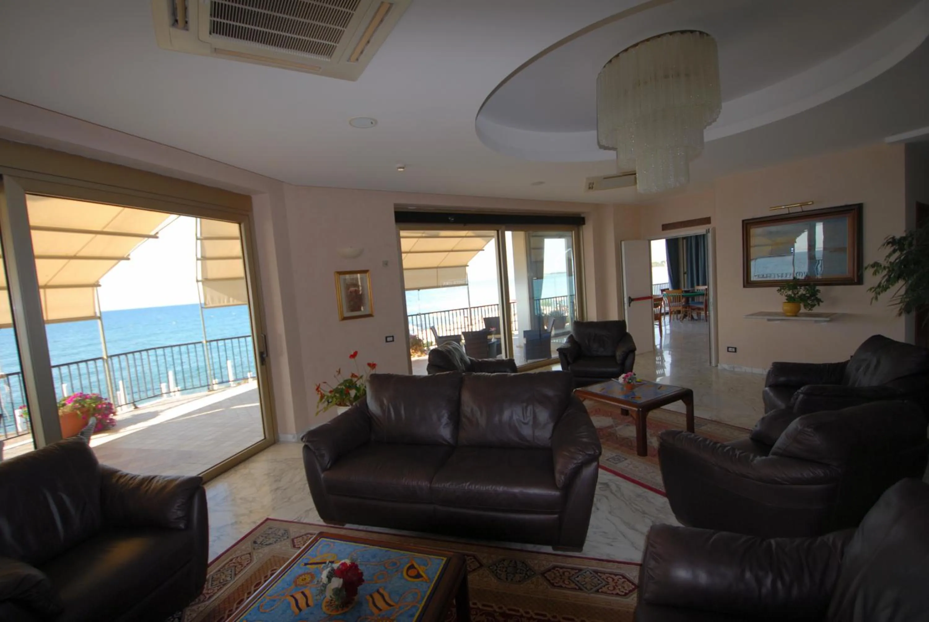 Communal lounge/ TV room in Grand Hotel L'Approdo